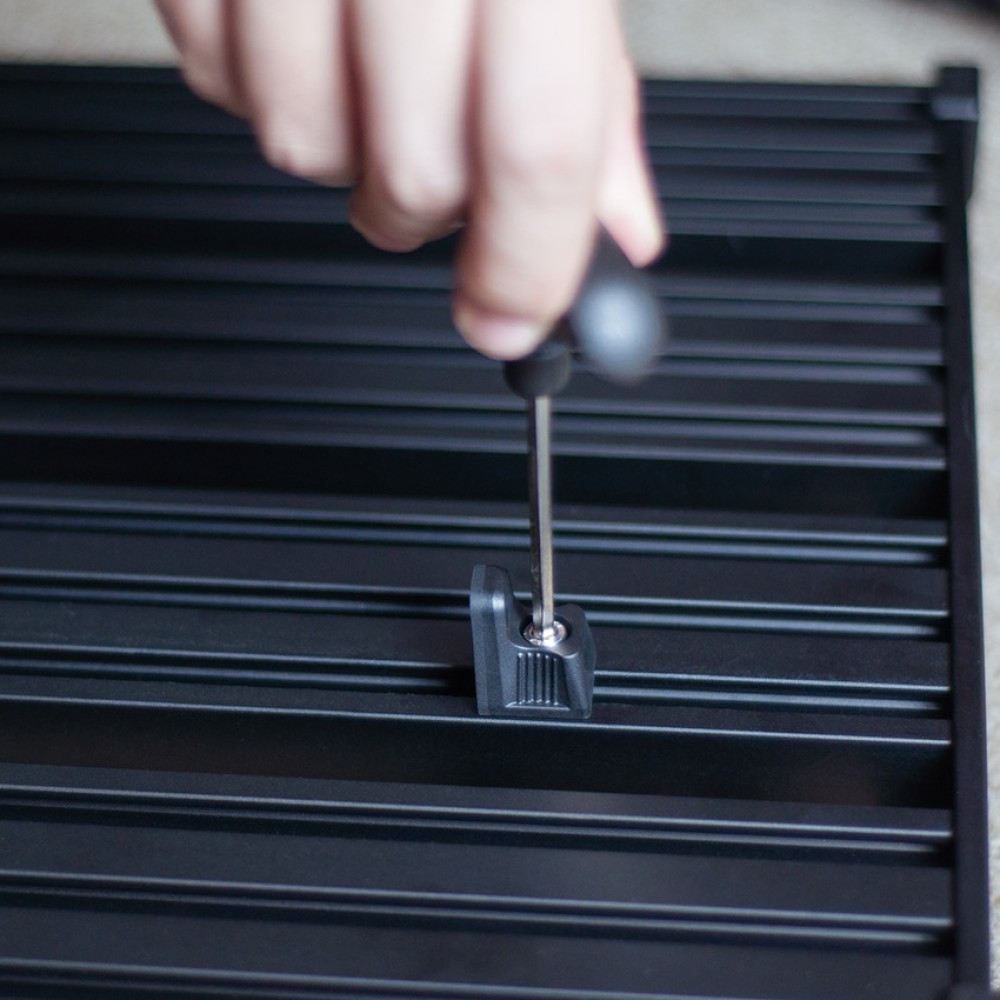 Tightening a Guitto GPB-03 fixture block with the T-shaped allen key