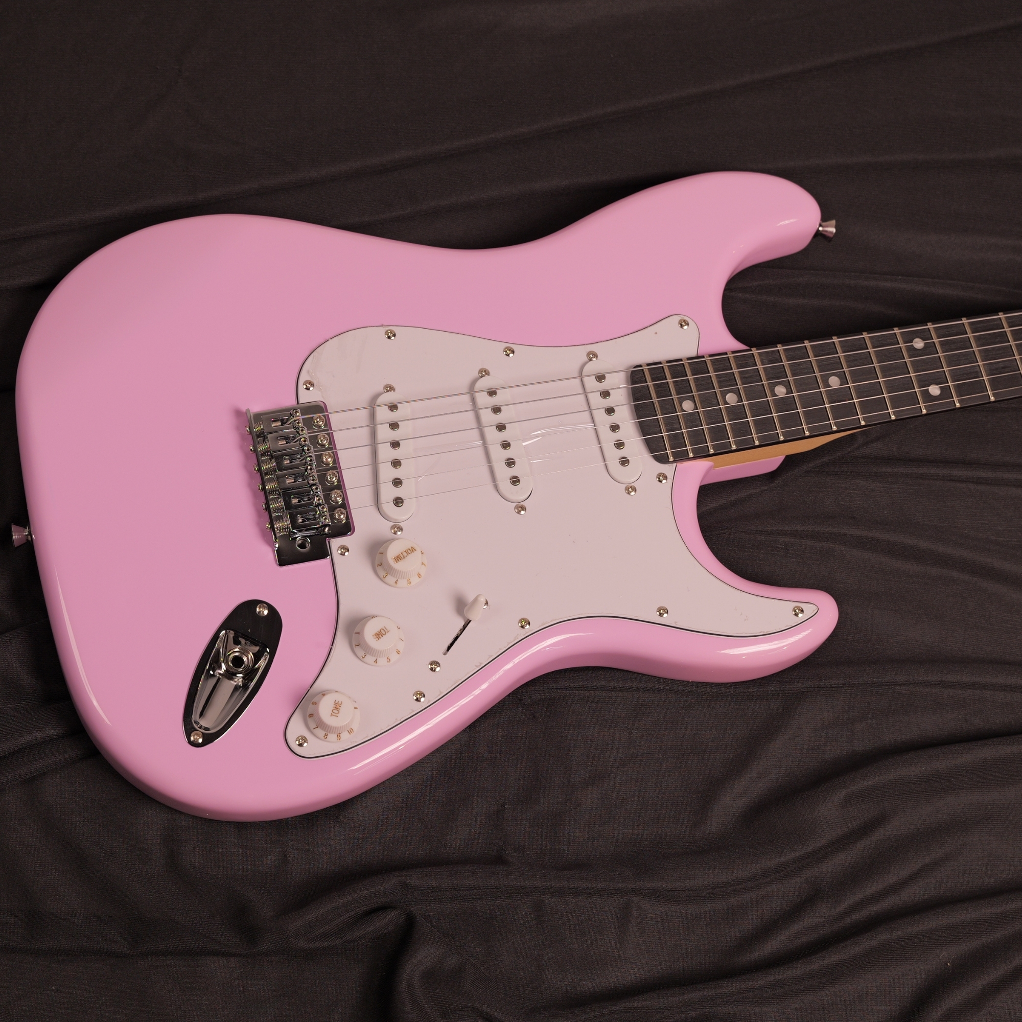 Leo Jaymz Pink Beginner Electric Guitar Complete Kit with Portable Amp Padded Gig Bag Full Accessories Maple Neck SSS Pickups