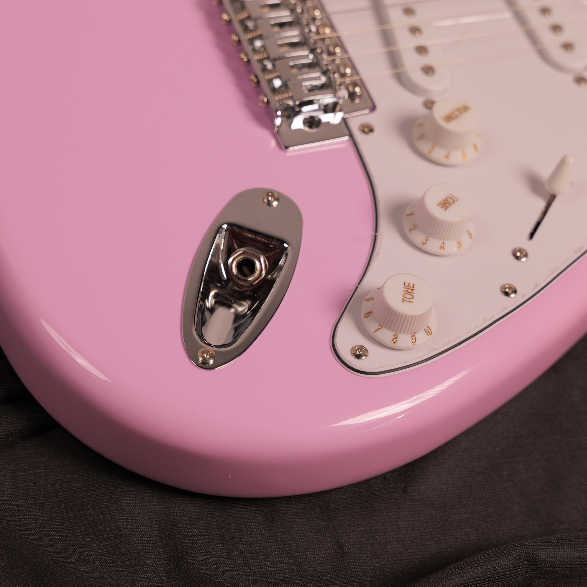Leo Jaymz Pink Beginner Electric Guitar Complete Kit with Portable Amp Padded Gig Bag Full Accessories Maple Neck SSS Pickups