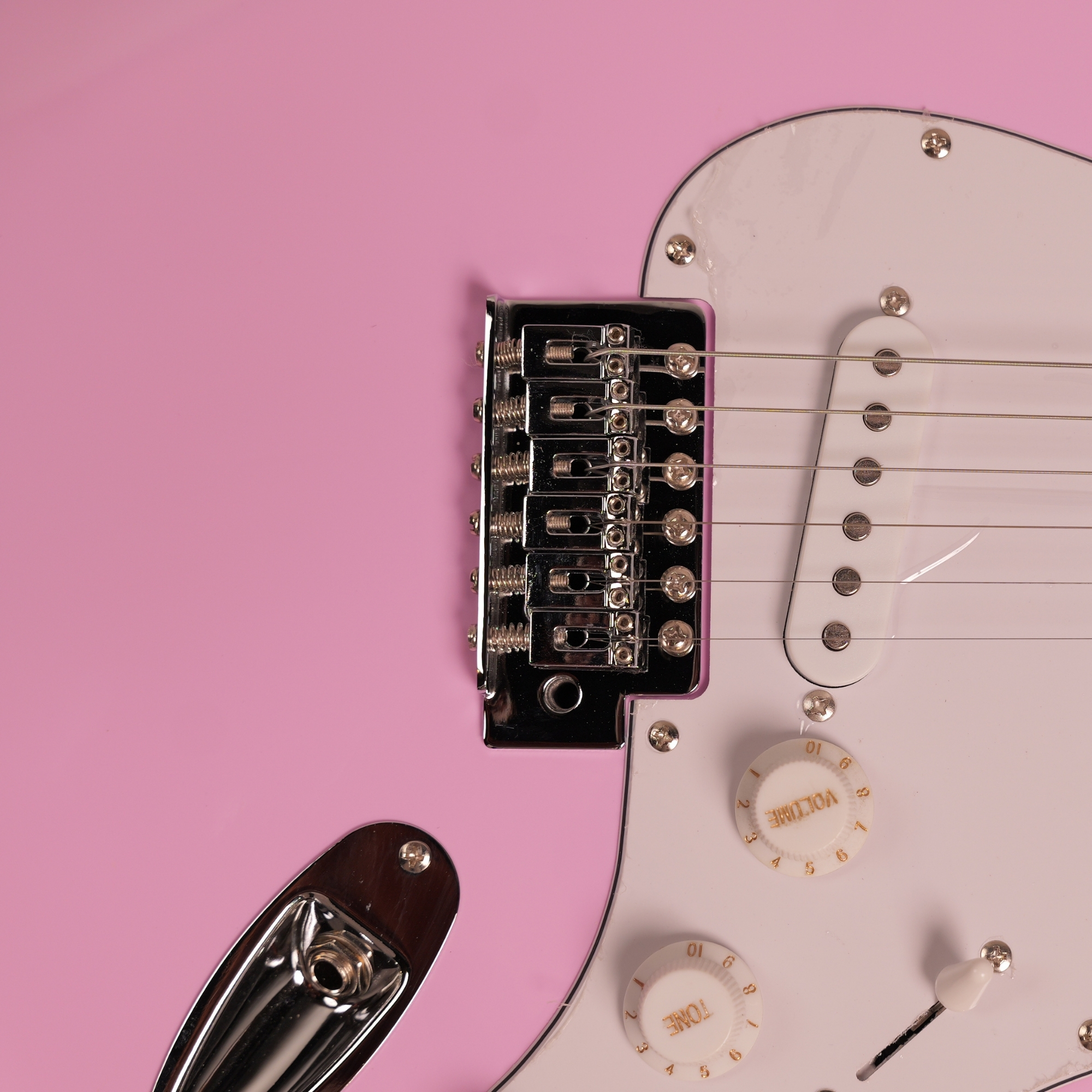 Leo Jaymz Pink Beginner Electric Guitar Complete Kit with Portable Amp Padded Gig Bag Full Accessories Maple Neck SSS Pickups