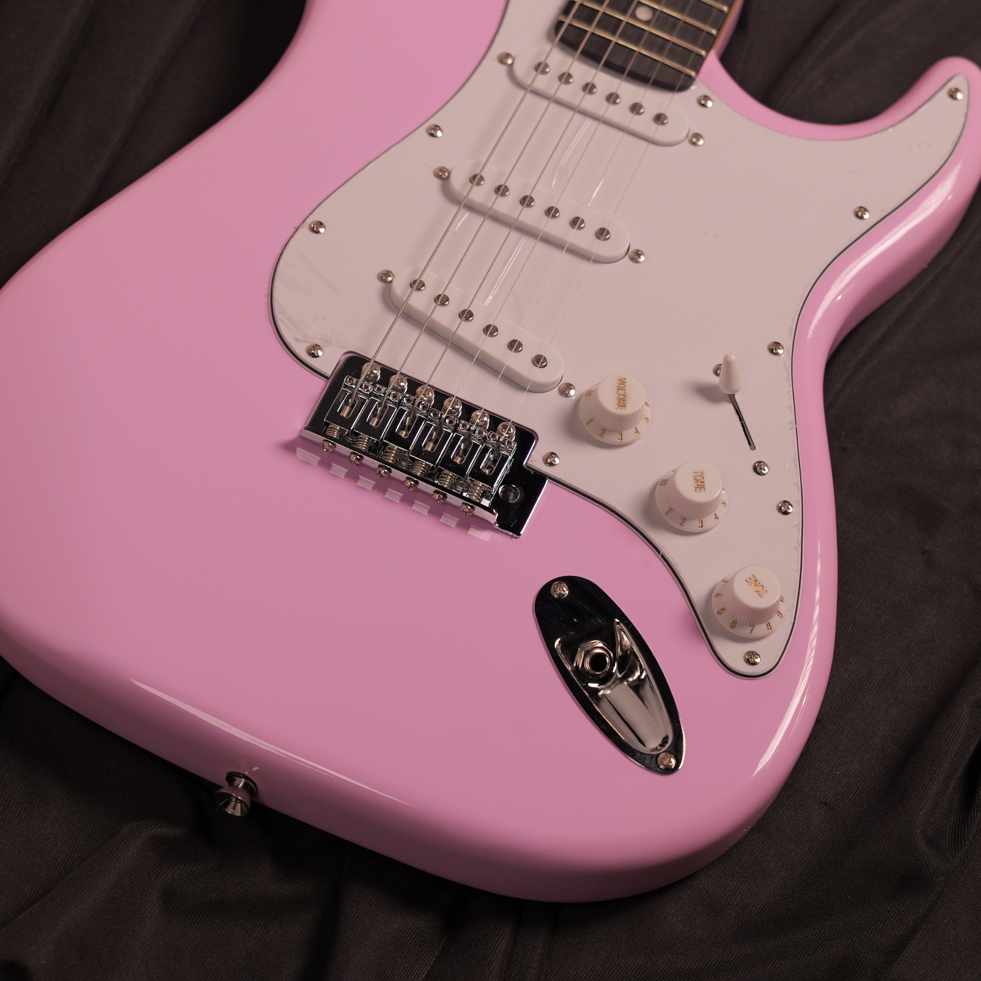 Leo Jaymz Pink Beginner Electric Guitar Complete Kit with Portable Amp Padded Gig Bag Full Accessories Maple Neck SSS Pickups