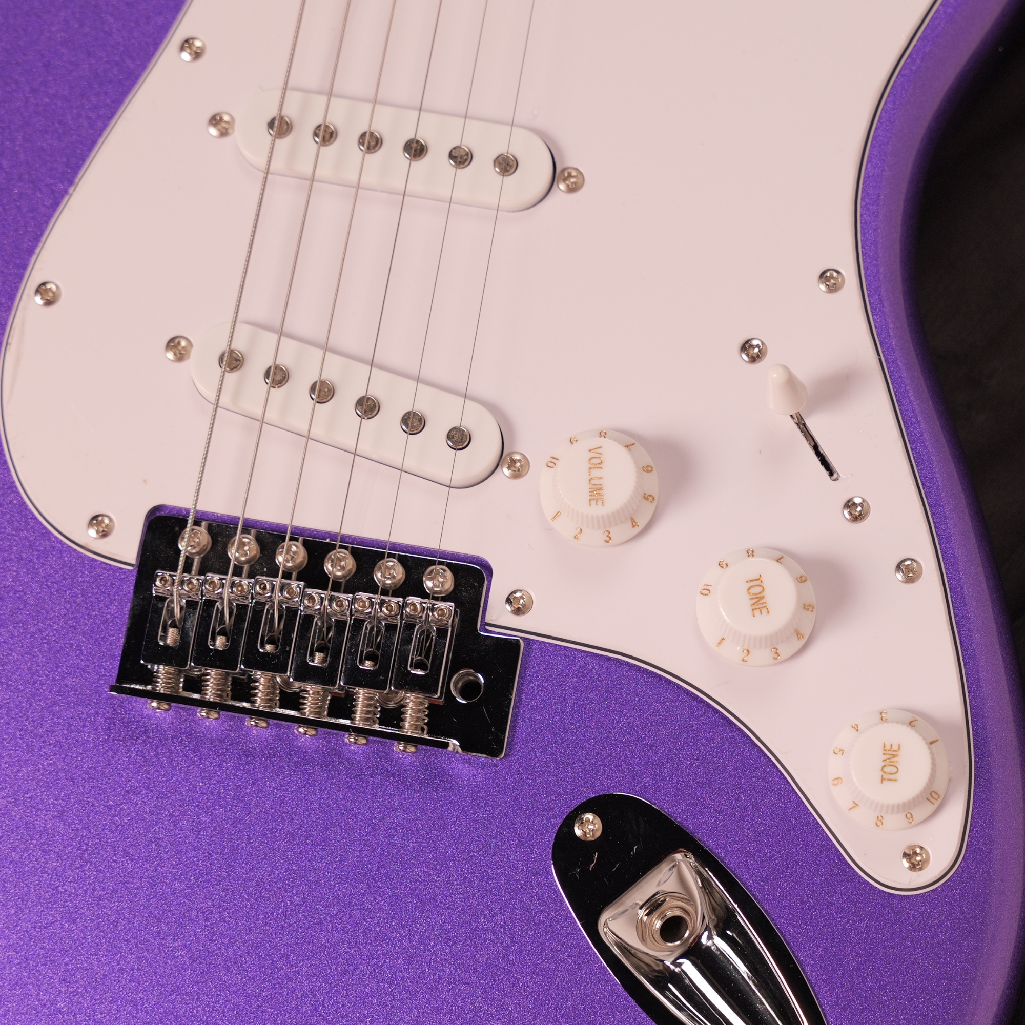 Leo Jaymz purple Beginner Electric Guitar Complete Kit with Portable Amp Padded Gig Bag Full Accessories Maple Neck SSS Pickups