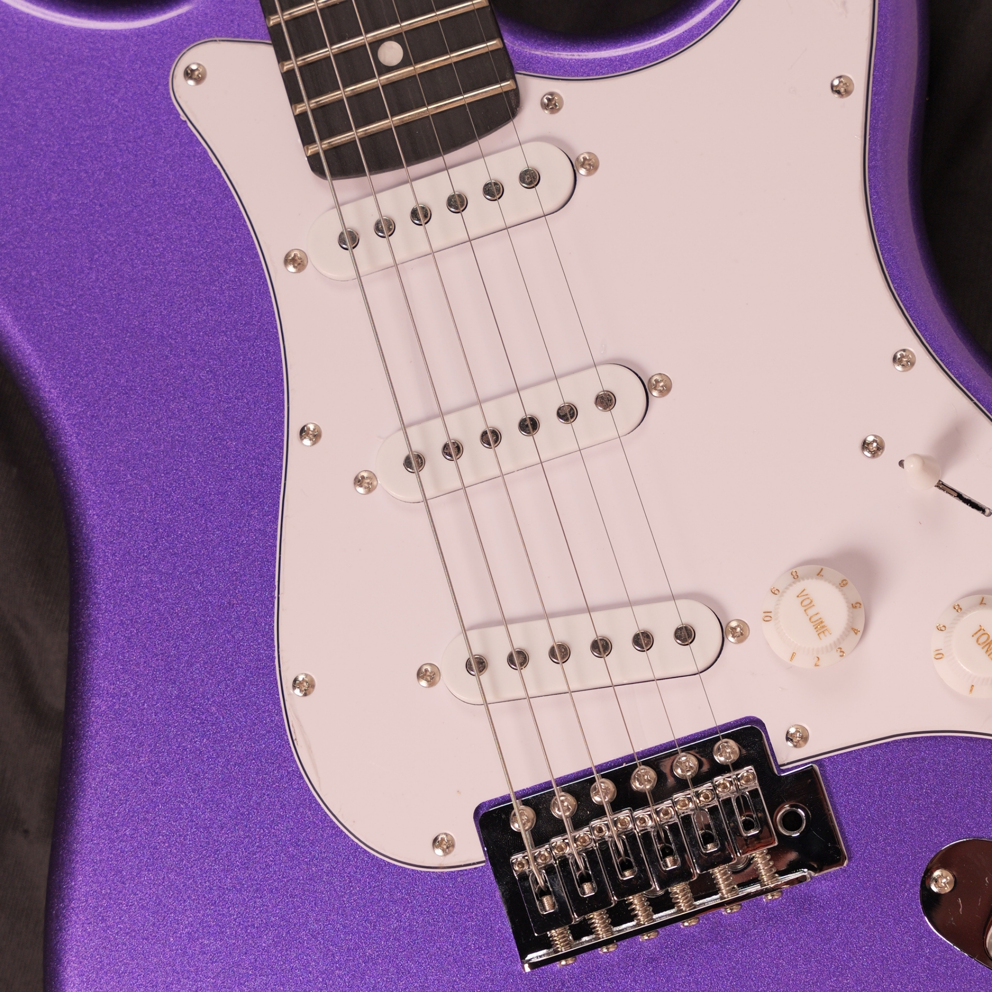 Leo Jaymz purple Beginner Electric Guitar Complete Kit with Portable Amp Padded Gig Bag  Full Accessories Maple Neck SSS Pickups