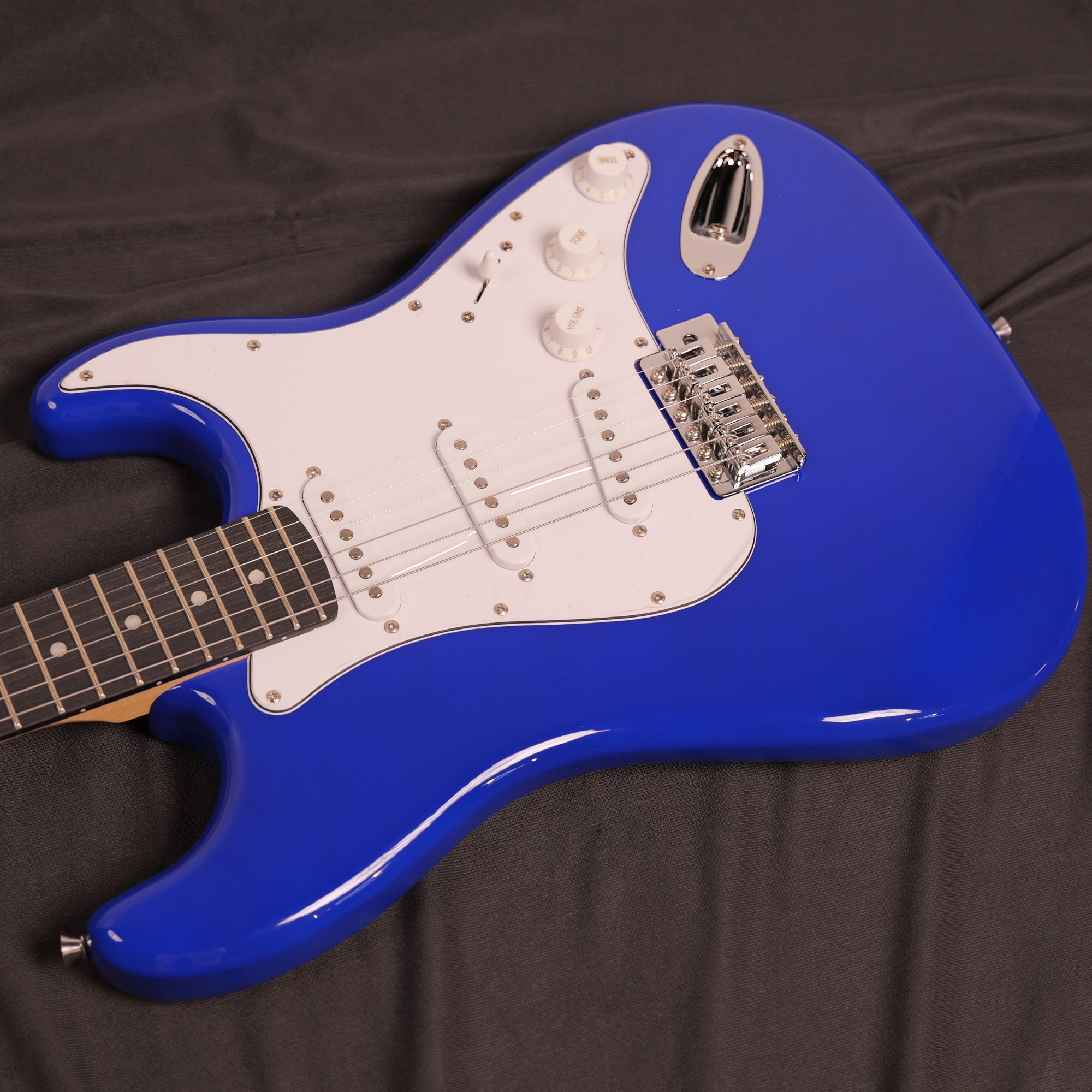 Leo Jaymz royal blue Beginner Electric Guitar Complete Kit with Portable Amp Padded Gig Bag Full Accessories Maple Neck SSS Pickups