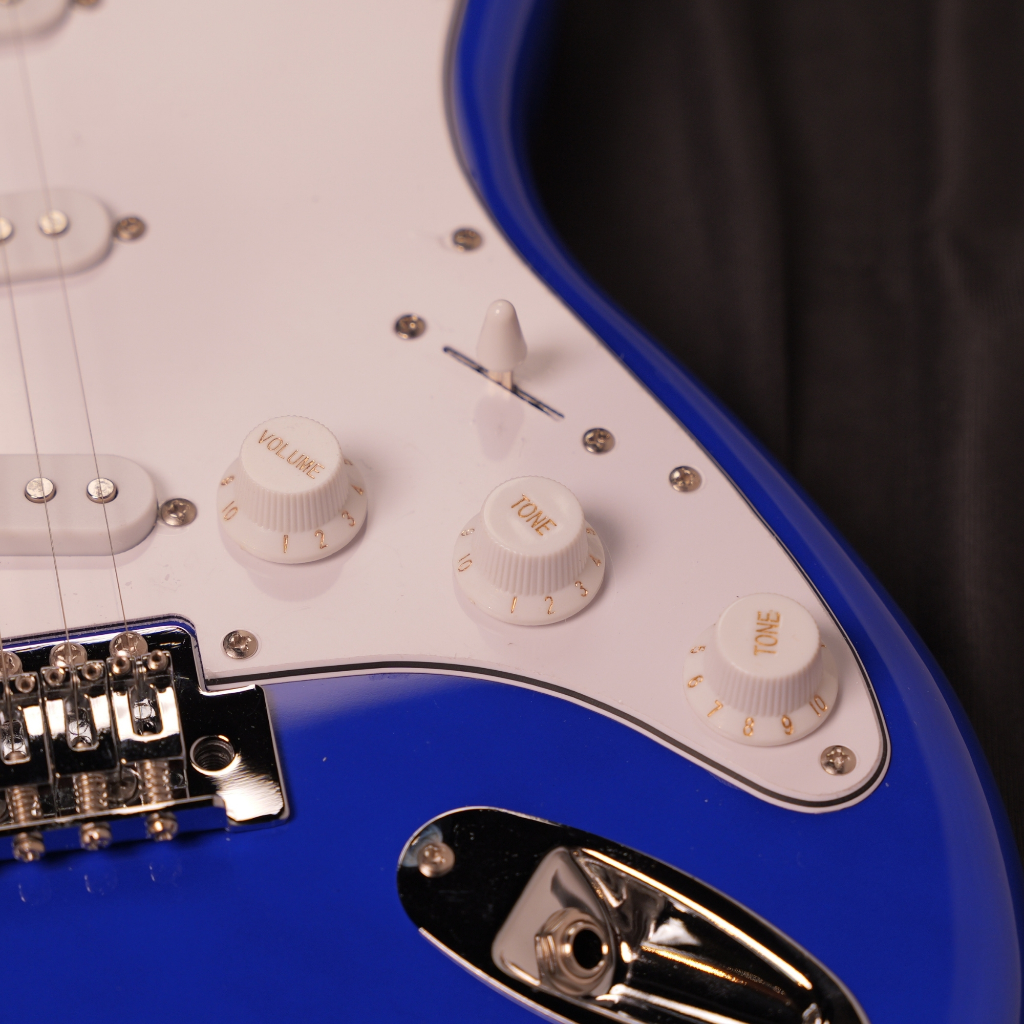 Leo Jaymz royal blue Beginner Electric Guitar Complete Kit with Portable Amp Padded Gig Bag  Full Accessories Maple Neck SSS Pickups