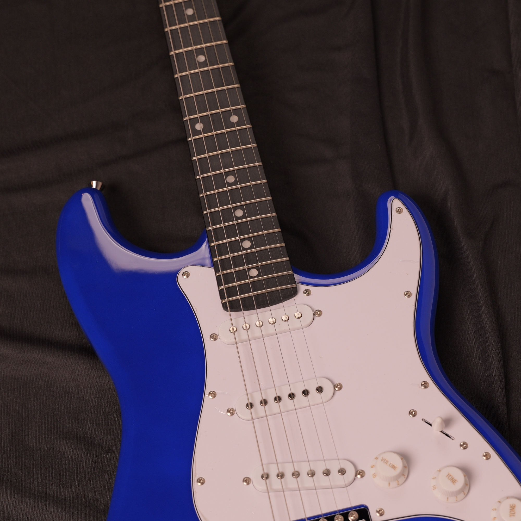 Leo Jaymz royal blue Beginner Electric Guitar Complete Kit with Portable Amp Padded Gig Bag Full Accessories Maple Neck SSS Pickups