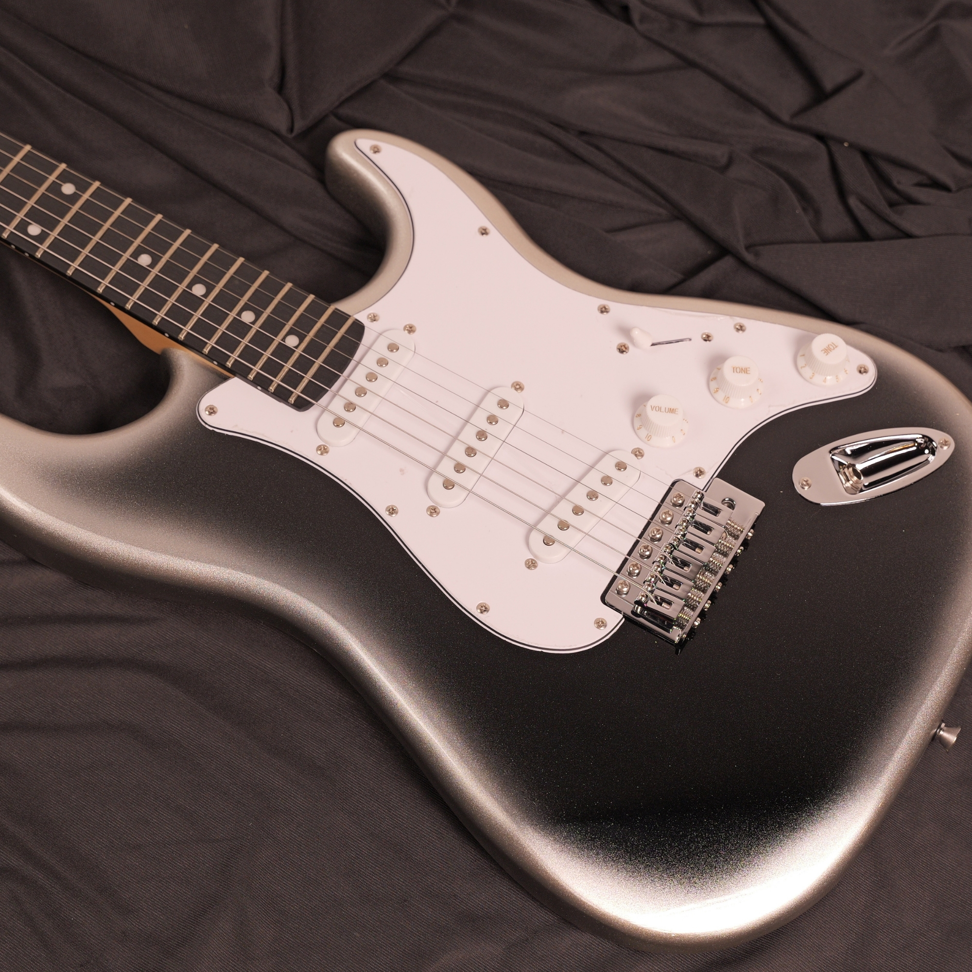 Leo Jaymz white black fade Beginner Electric Guitar Complete Kit with Portable Amp Padded Gig Bag  Full Accessories Maple Neck SSS Pickups