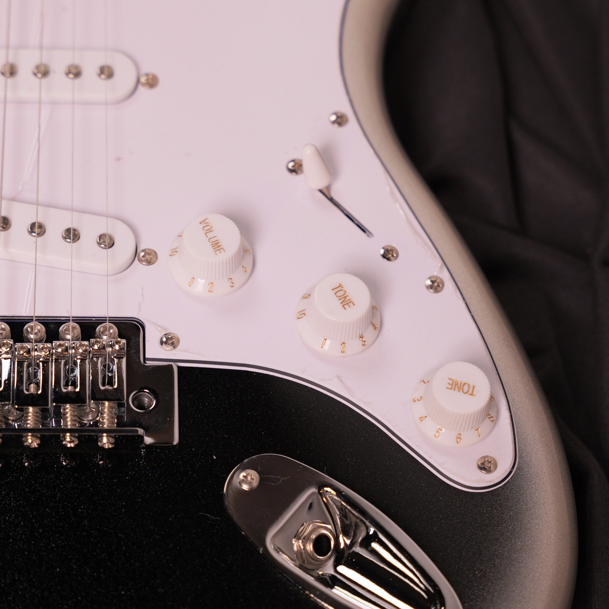 Leo Jaymz white black fade Beginner Electric Guitar Complete Kit with Portable Amp Padded Gig Bag Full Accessories Maple Neck SSS Pickups