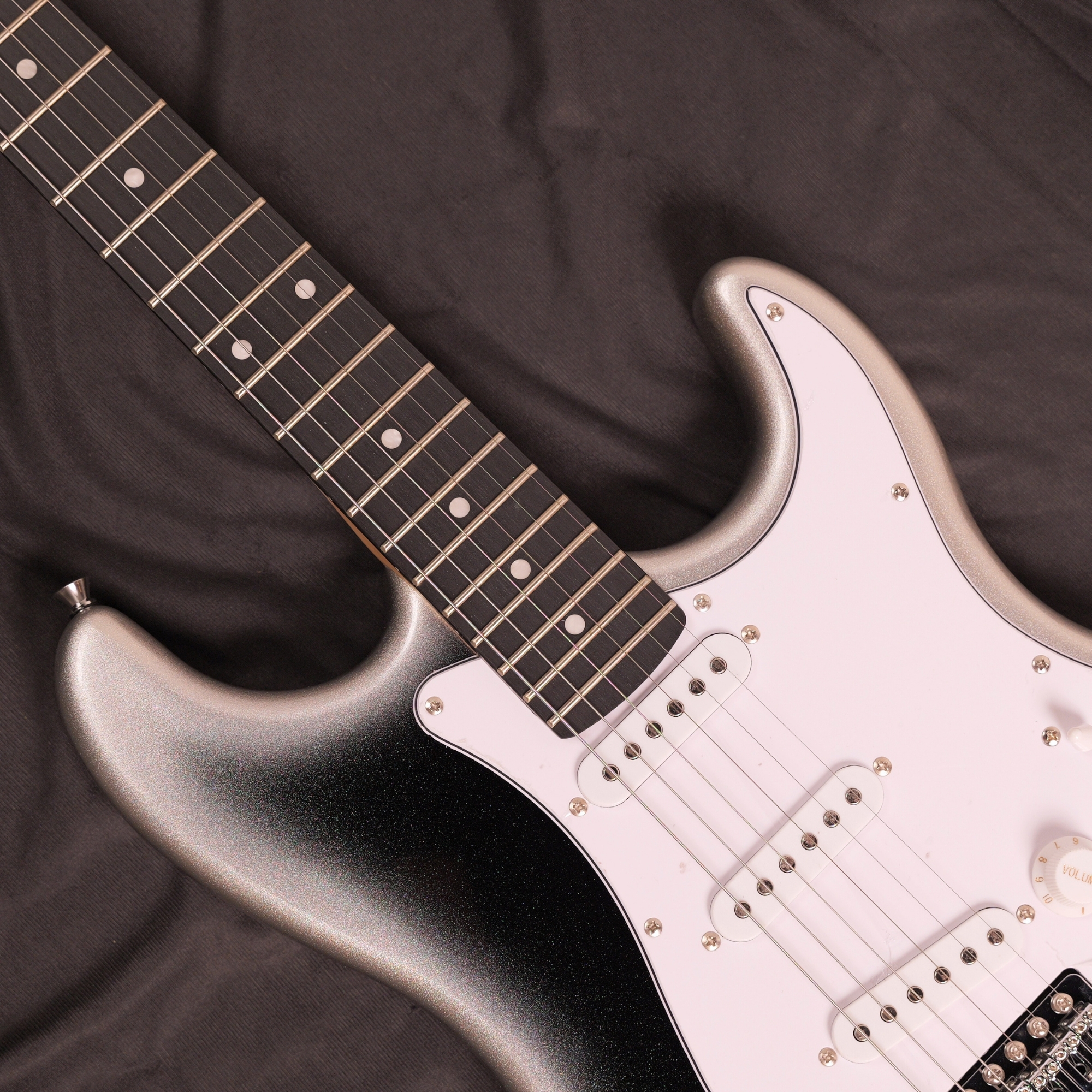 Leo Jaymz white black fade Beginner Electric Guitar Complete Kit with Portable Amp Padded Gig Bag Full Accessories Maple Neck SSS Pickups