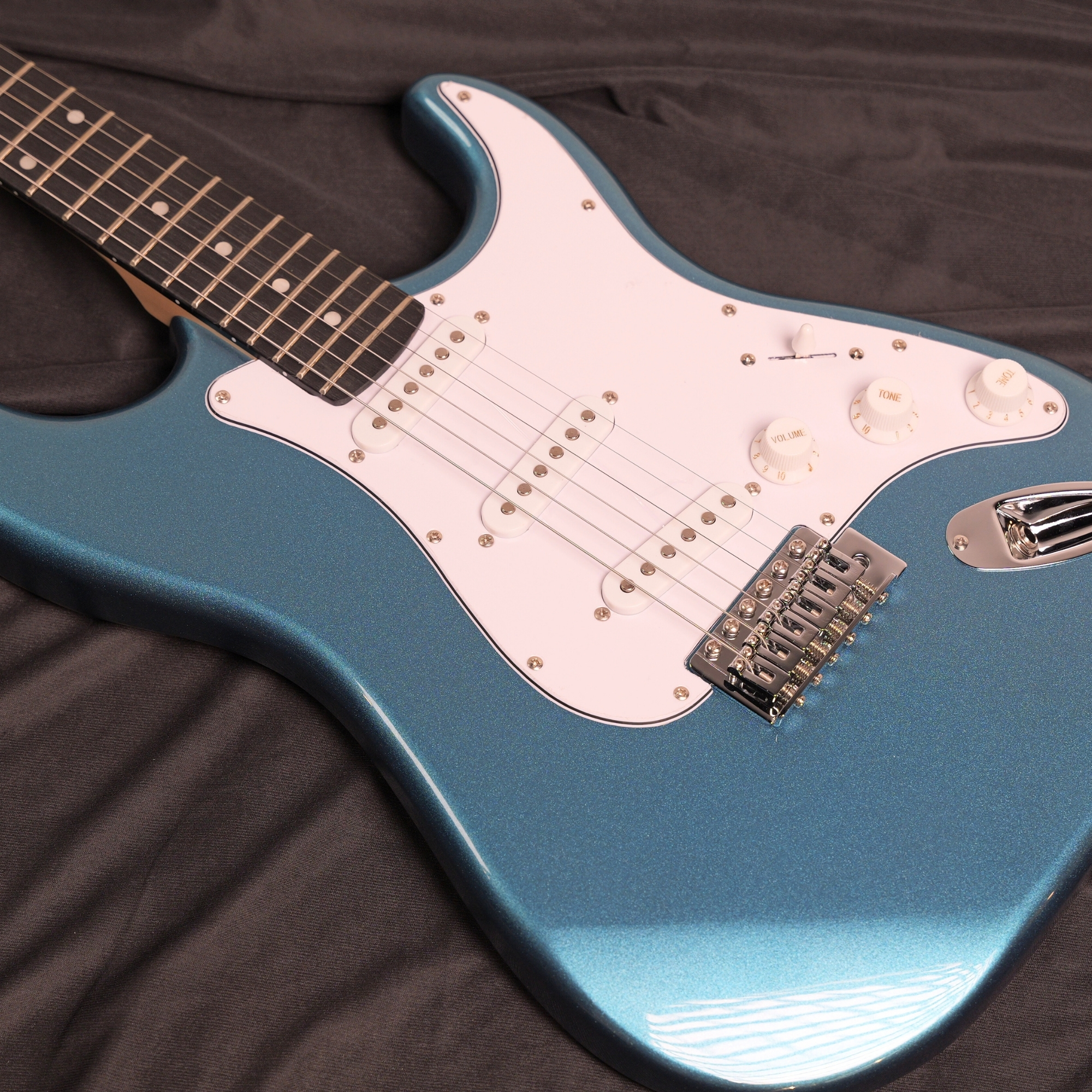 Leo Jaymz Blue Beginner Electric Guitar Complete Kit with Portable Amp Padded Gig Bag Full Accessories Maple Neck SSS Pickups