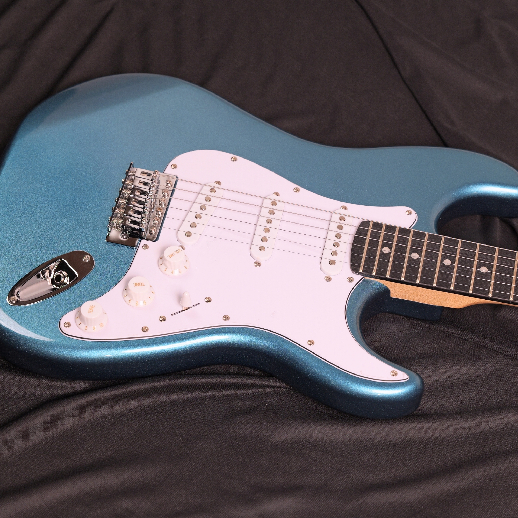 Leo Jaymz Blue Beginner Electric Guitar Complete Kit with Portable Amp Padded Gig Bag Full Accessories Maple Neck SSS Pickups