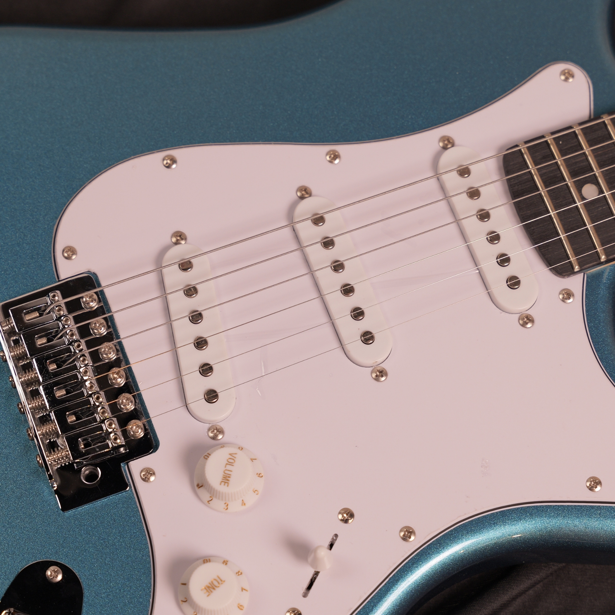 Leo Jaymz Blue Beginner Electric Guitar Complete Kit with Portable Amp Padded Gig Bag  Full Accessories Maple Neck SSS Pickups