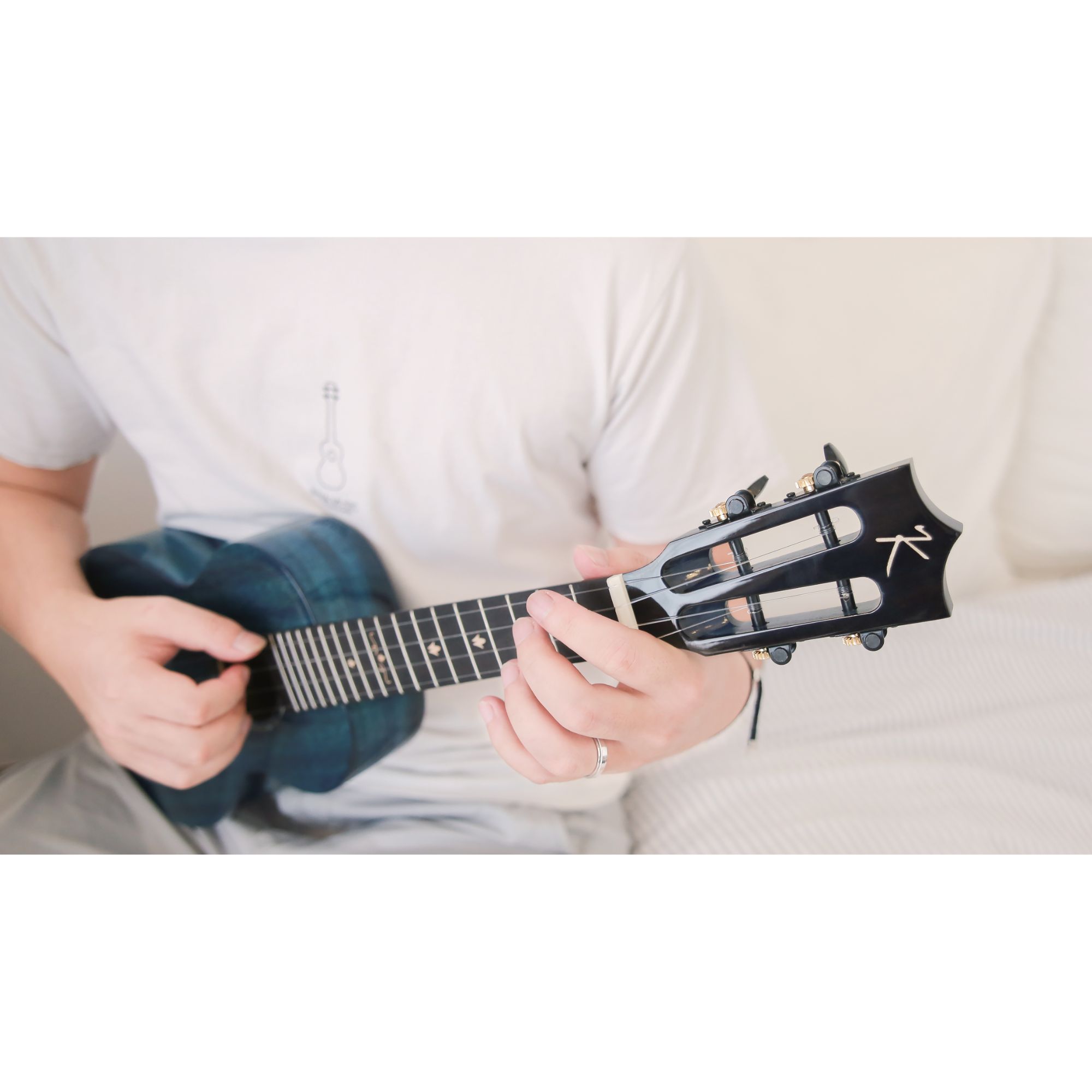 Enya EUC MAD EQ Concert Solid Mahogany Ukulele - Blue