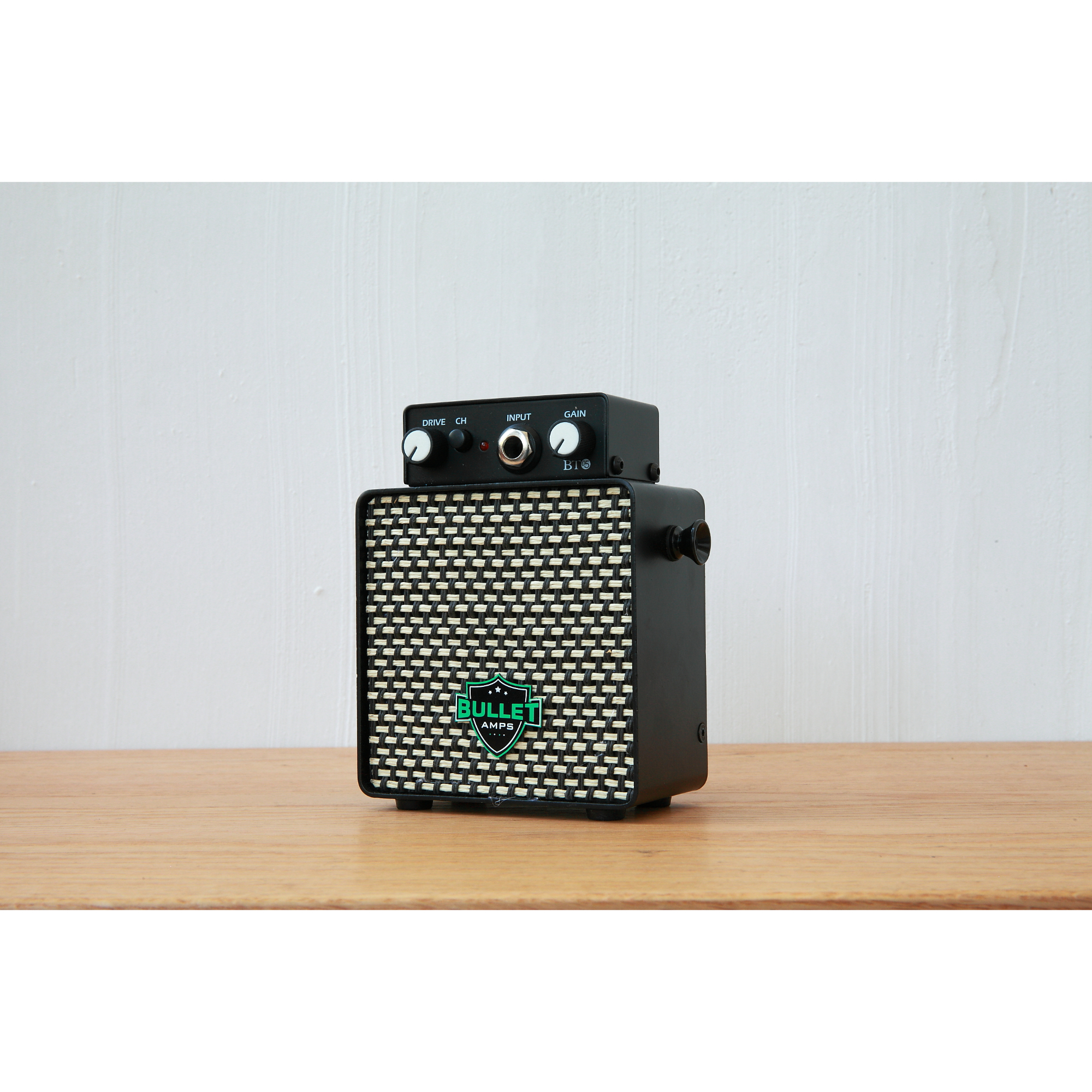 BULLET BT05 BLACK MICRO ROBOT 5W BATTERY POWERED GUITAR AMPLIFIER