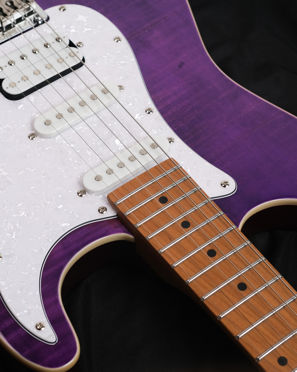 SQOE SEIB680 Electric Guitar with HSS Pickups Roasted Maple Neck - Glossy Finish