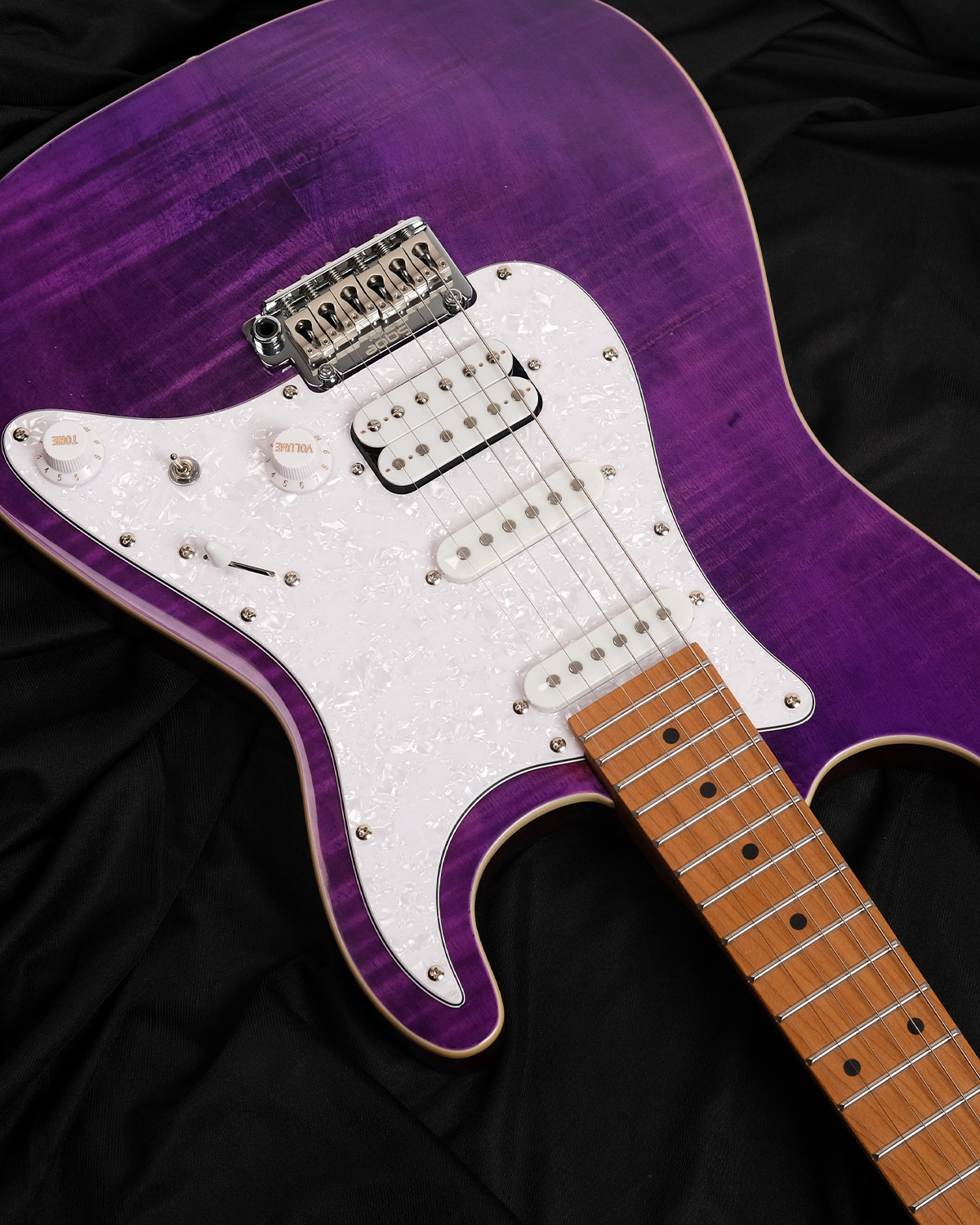 SQOE SEIB680 Electric Guitar with HSS Pickups Roasted Maple Neck - Glossy Finish