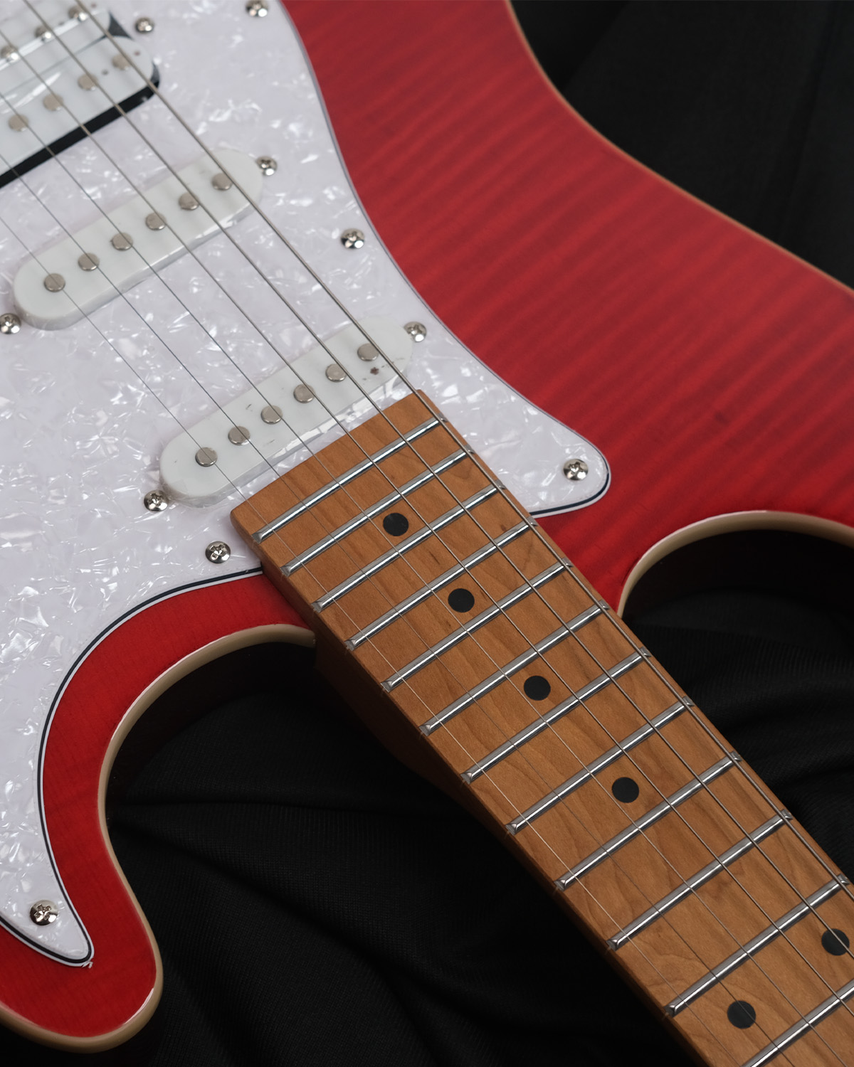 SQOE SEIB680 Electric Guitar with HSS Pickups  Roasted Maple Neck - Glossy Finish