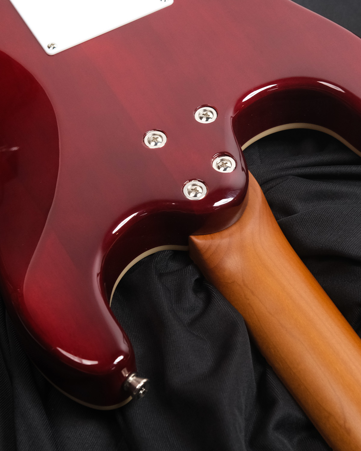 SQOE SEIB680 Electric Guitar with HSS Pickups  Roasted Maple Neck - Glossy Finish