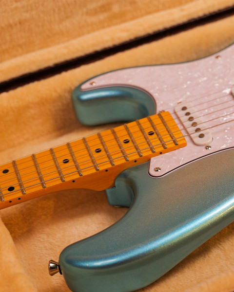 SQOE SEST1000 Frost Blue neck and rosewood fingerboard detail