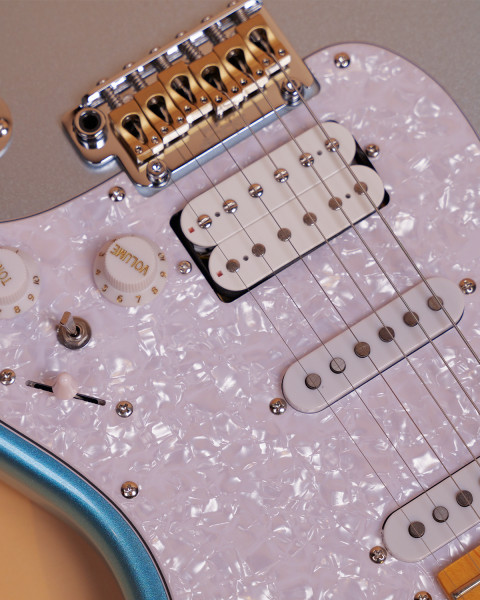 SQOE SEST1000 Frost Blue 2-point tremolo bridge and locking tuners