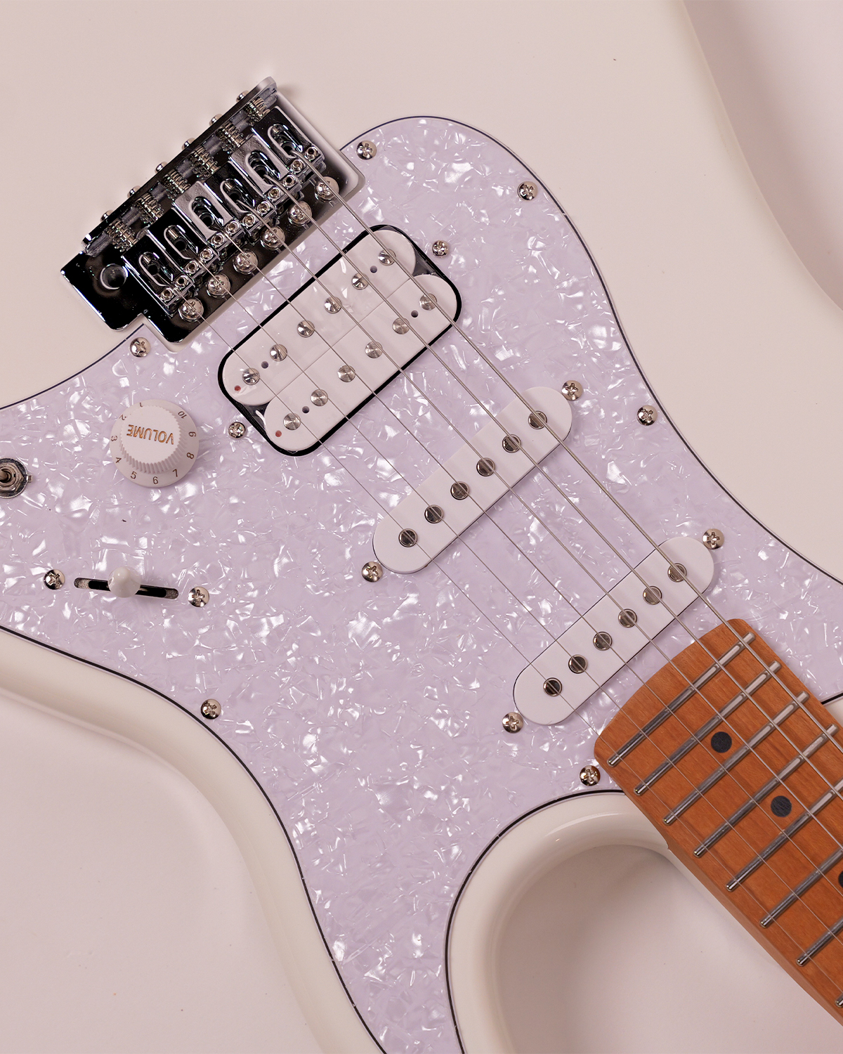 SQOE SEST500 Pearl White Electric Guitar HSS