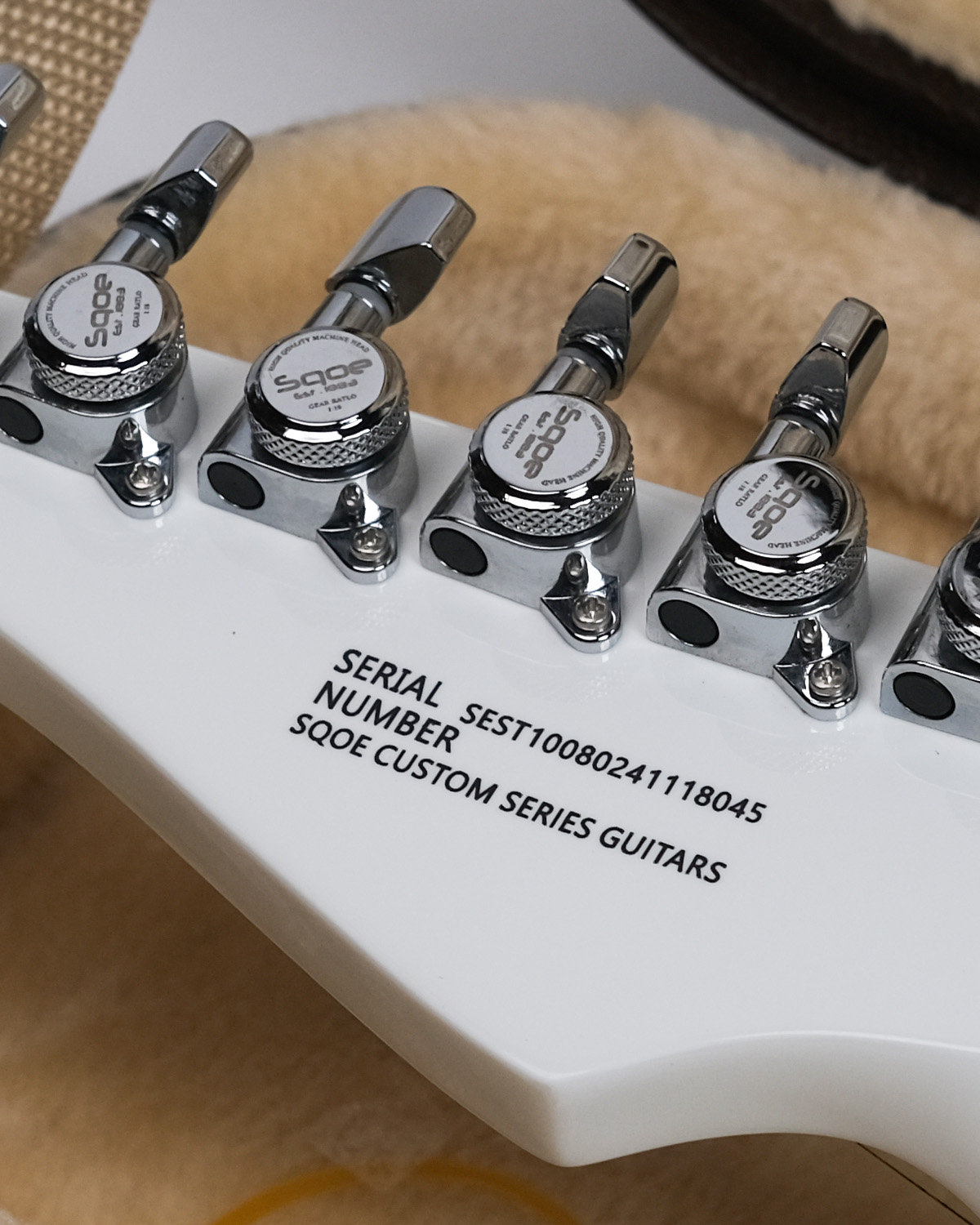 SQOE SEST1008 HSS - White with red HARDCASE WITH KIT