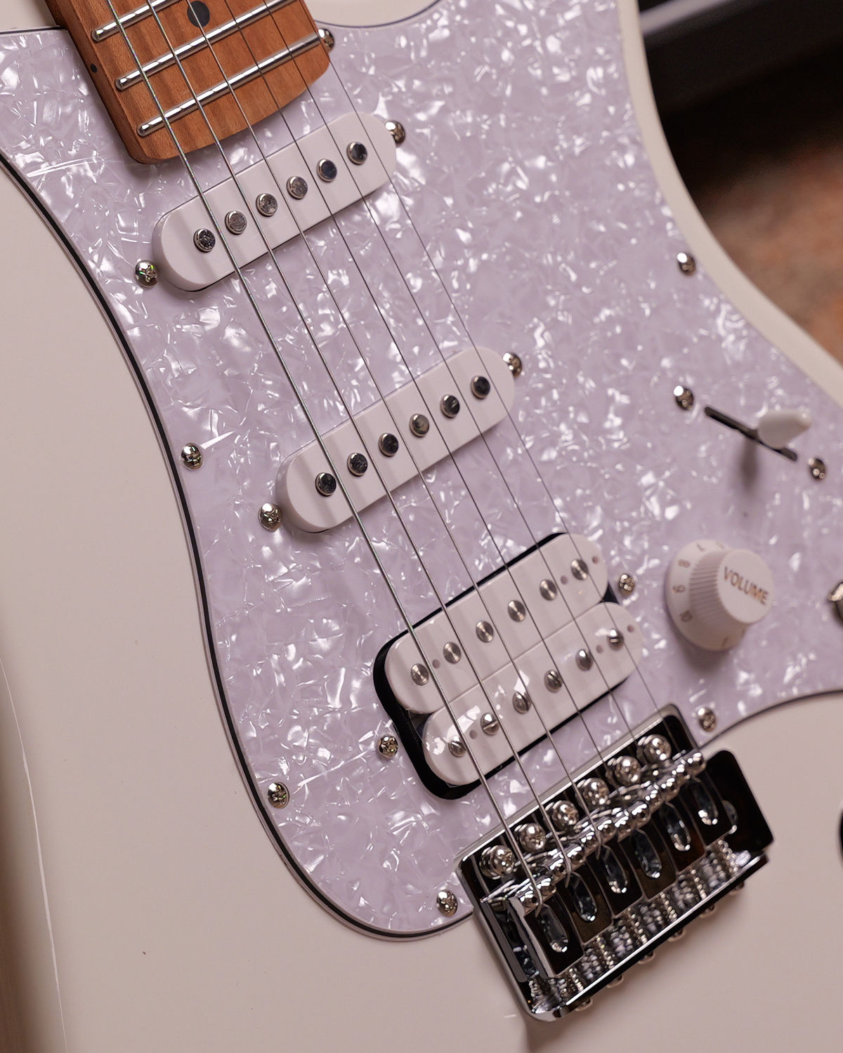 SQOE SEST500 Pearl White Electric Guitar HSS