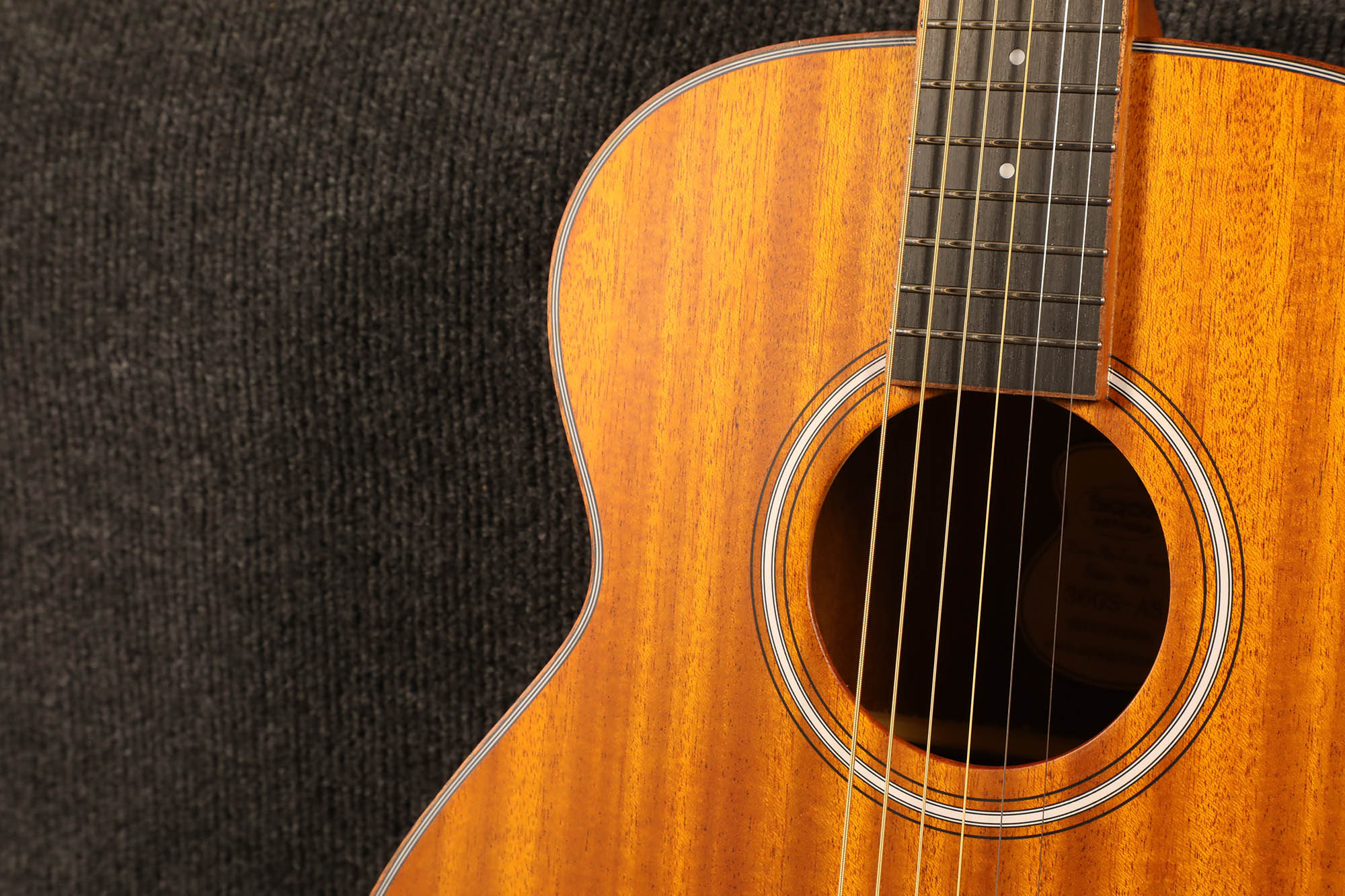 SQOE 36GS-AS Natural Mahogany solid mahogany top and rosette