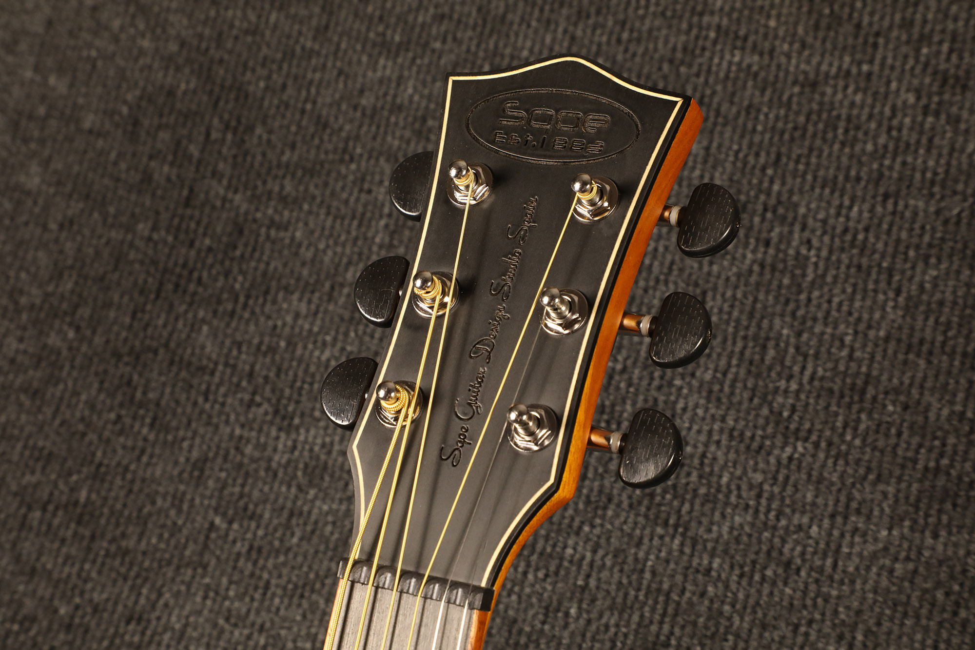 SQOE 36GS-AS Natural Mahogany headstock with SQOE logo