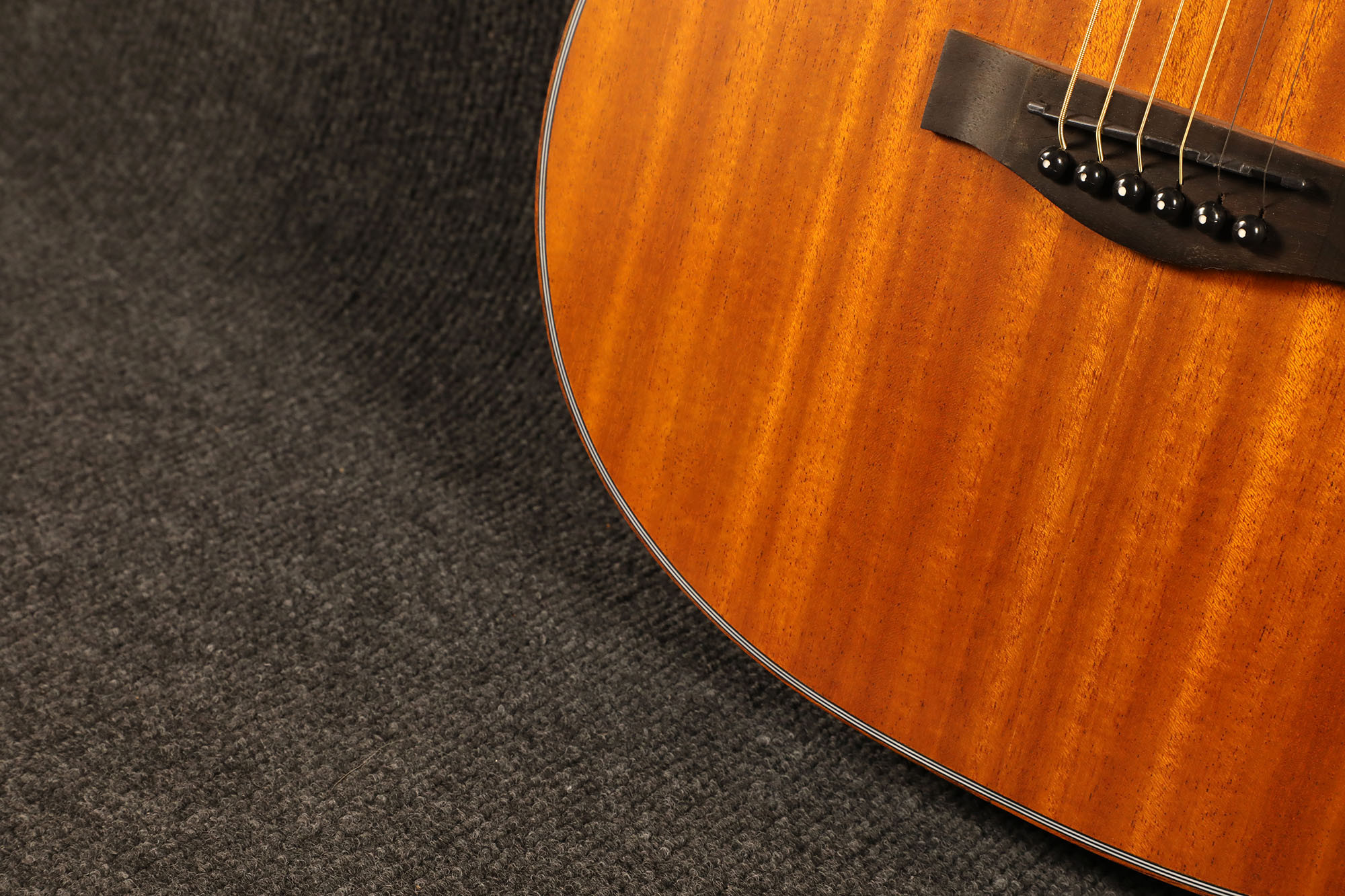 SQOE 36GS-AS Natural Mahogany bridge