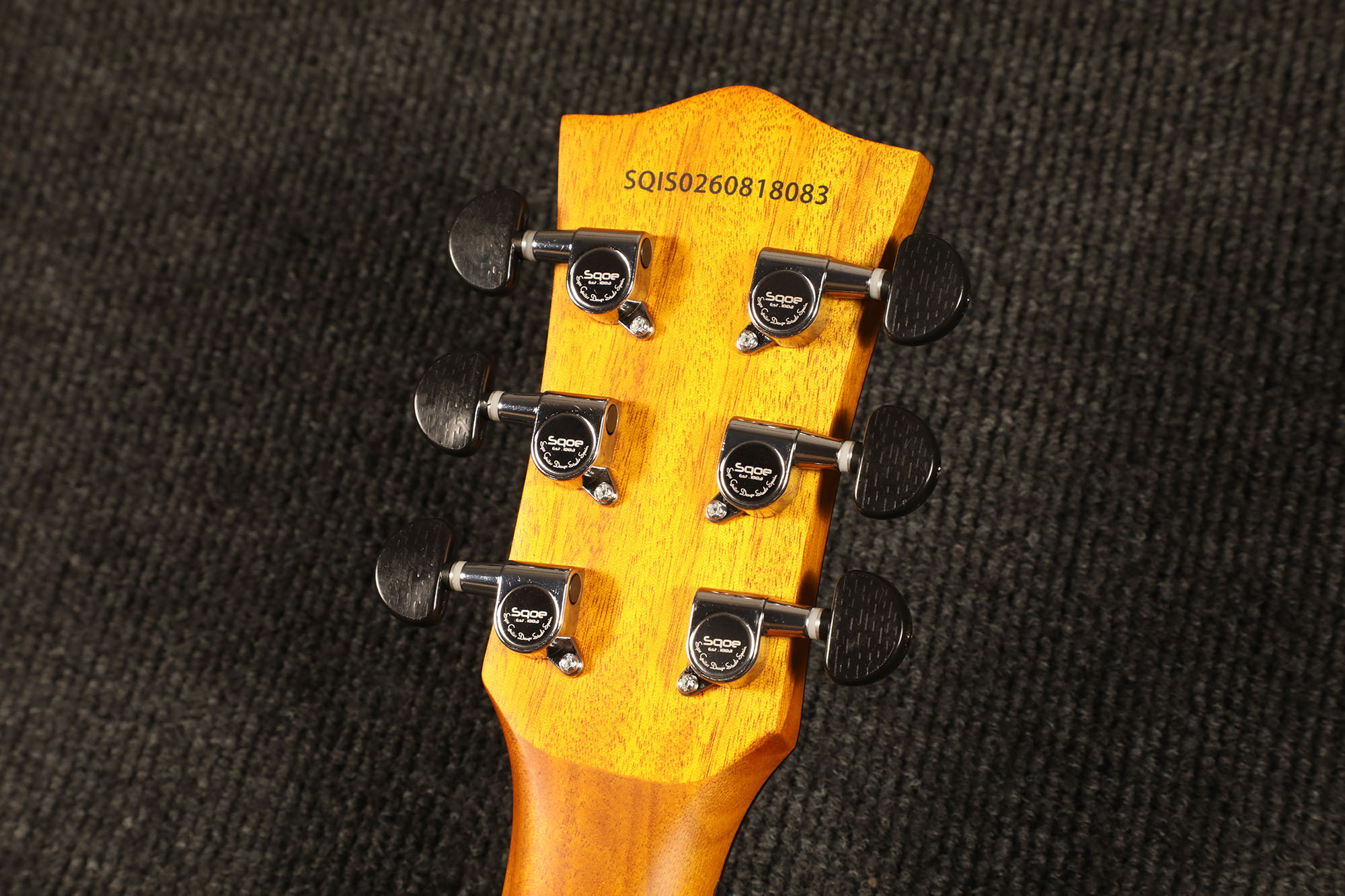 SQOE 36GS-AS Natural Mahogany enclosed chrome tuners