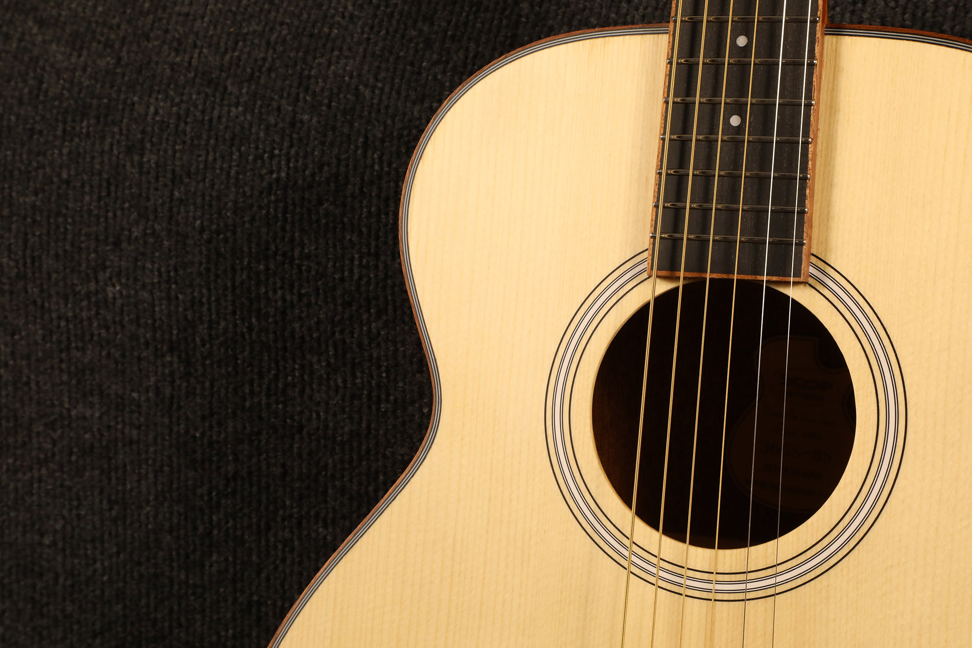 SQOE 36GS-BS Natural Spruce solid spruce top and rosette