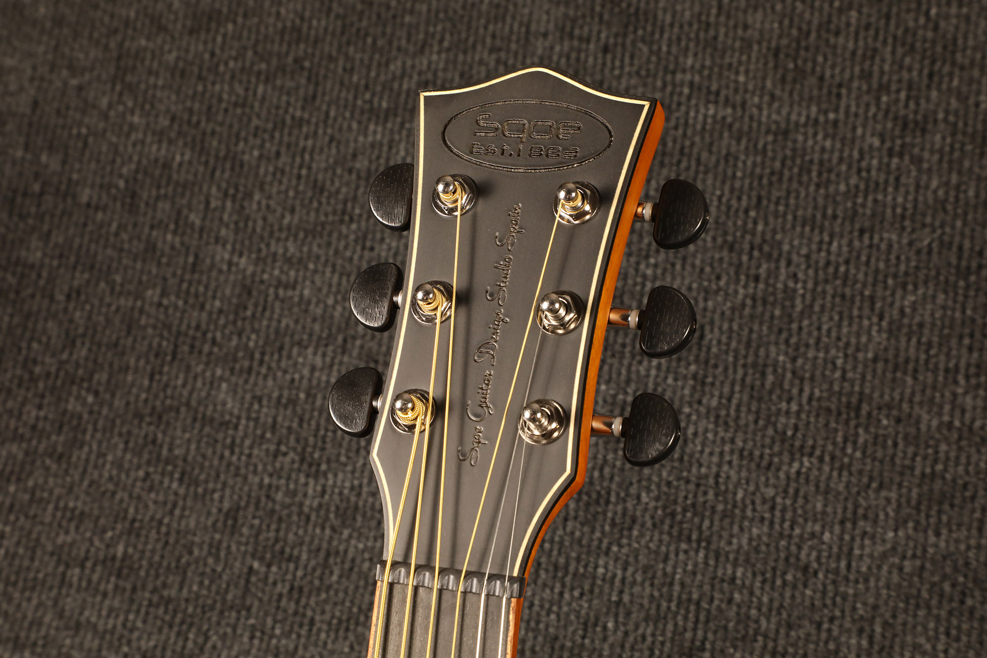 SQOE 36GS-BS Natural Spruce headstock with SQOE logo