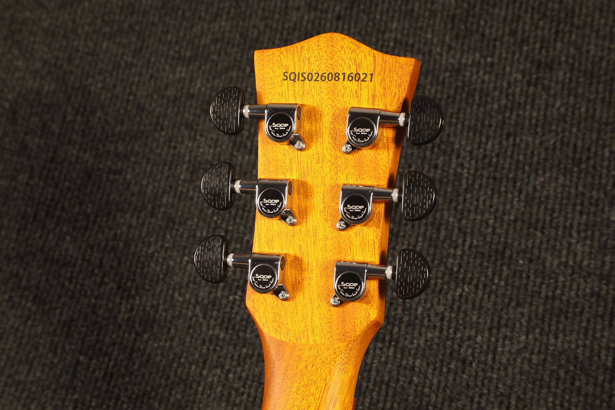 SQOE 36GS-BS Natural Spruce enclosed chrome tuners