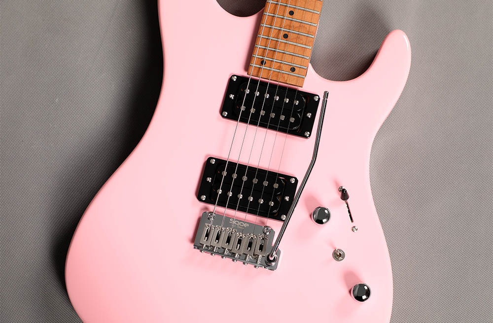 SQOE SEIB450 Pink Alnico 5 humbuckers and 2-point tremolo