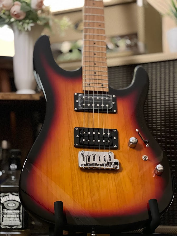 SQOE SEIB450 Sunburst front of body on guitar stand