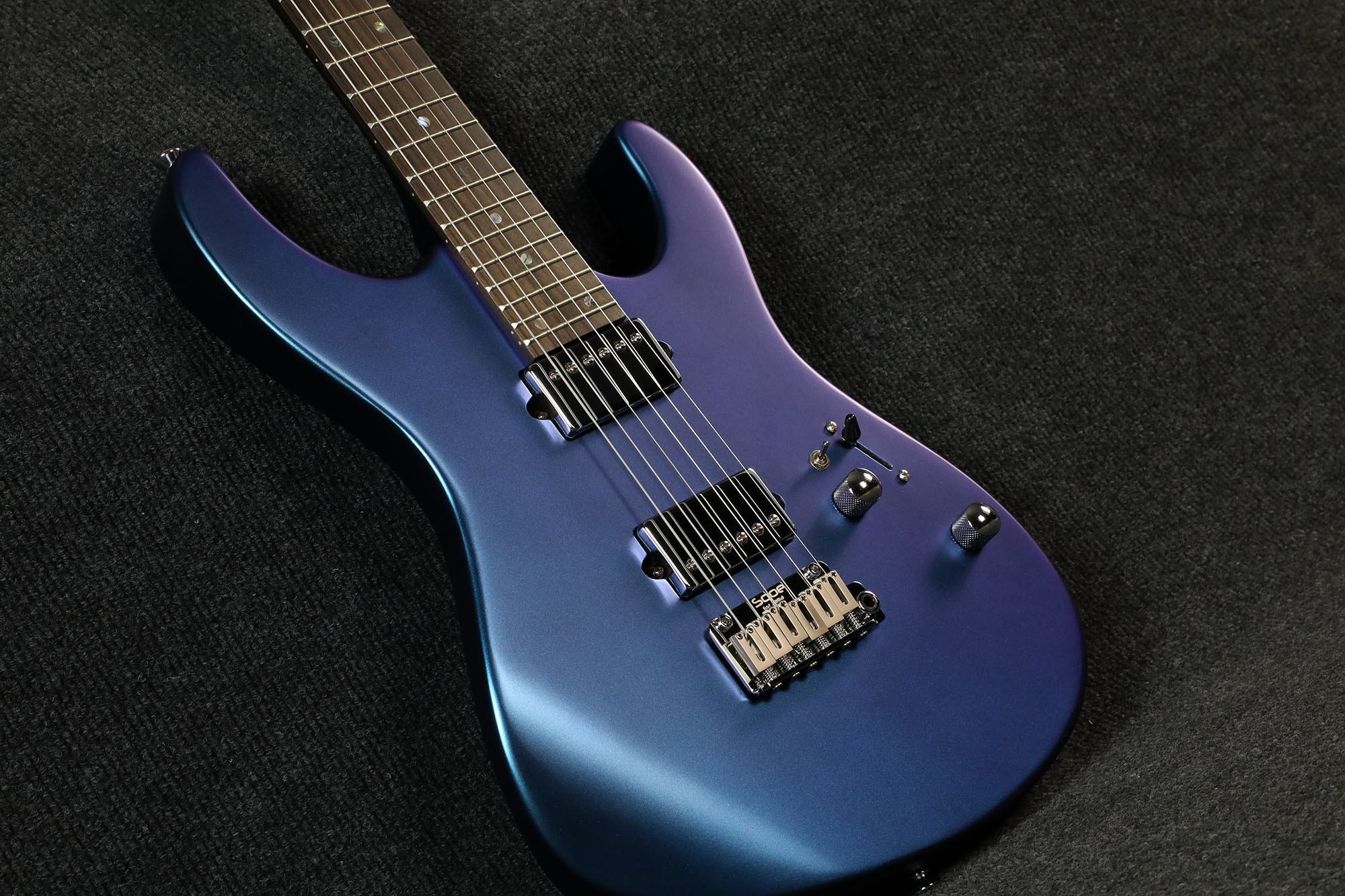SQOE SEIB500 Chameleon full guitar angled view