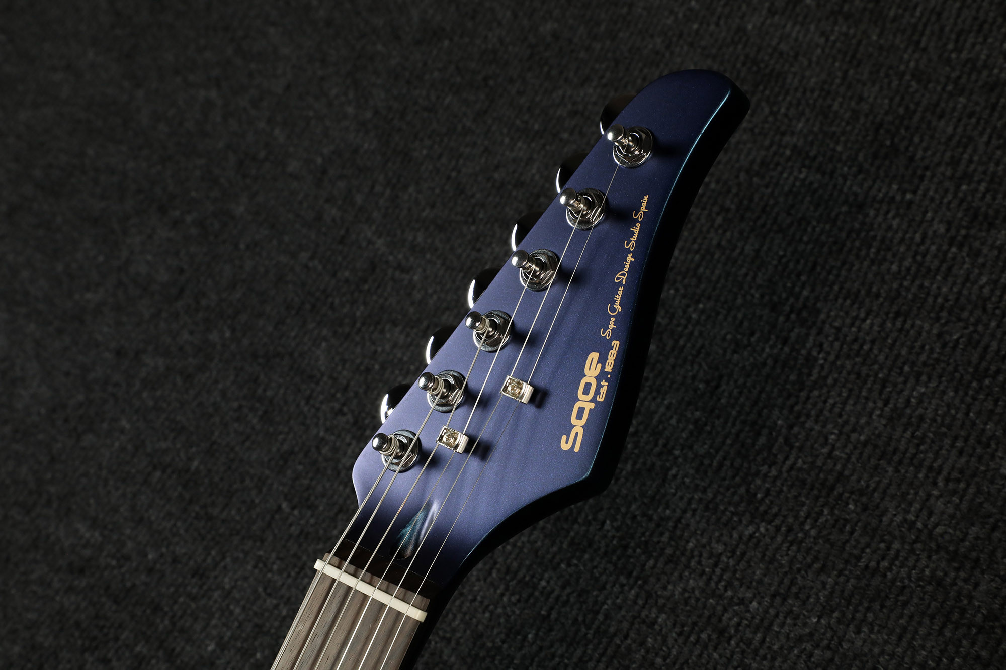 SQOE SEIB500 Chameleon colour-matched headstock and chrome tuners