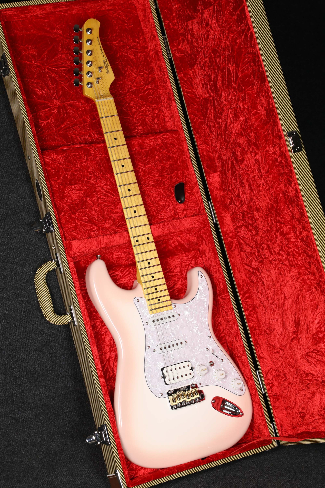 SQOE SEST1000 Peach Pink in tweed hardshell case
