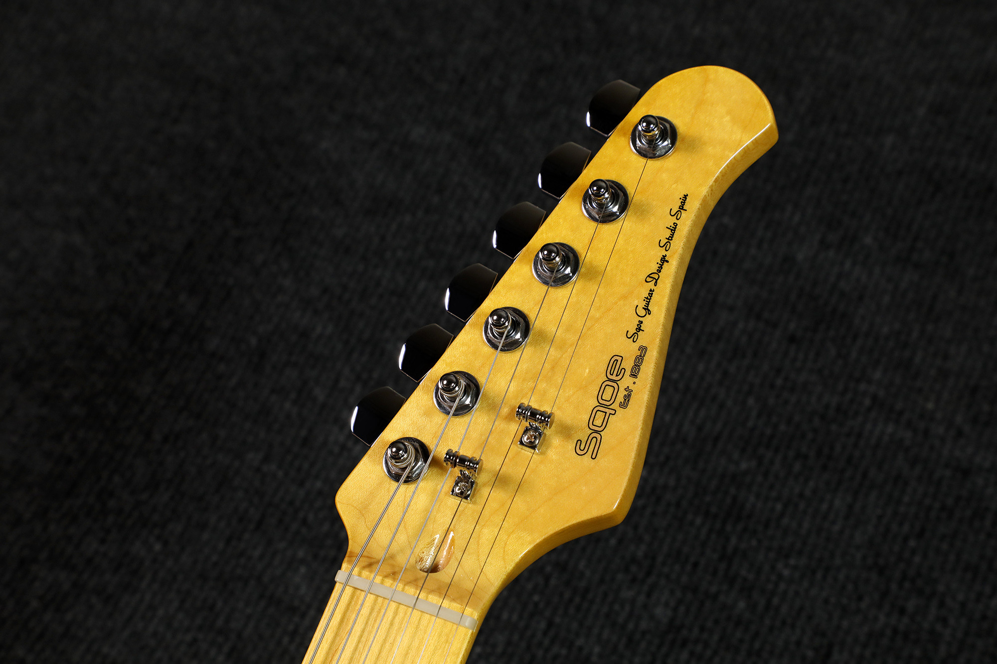 SQOE SEST1000 Peach Pink maple headstock face