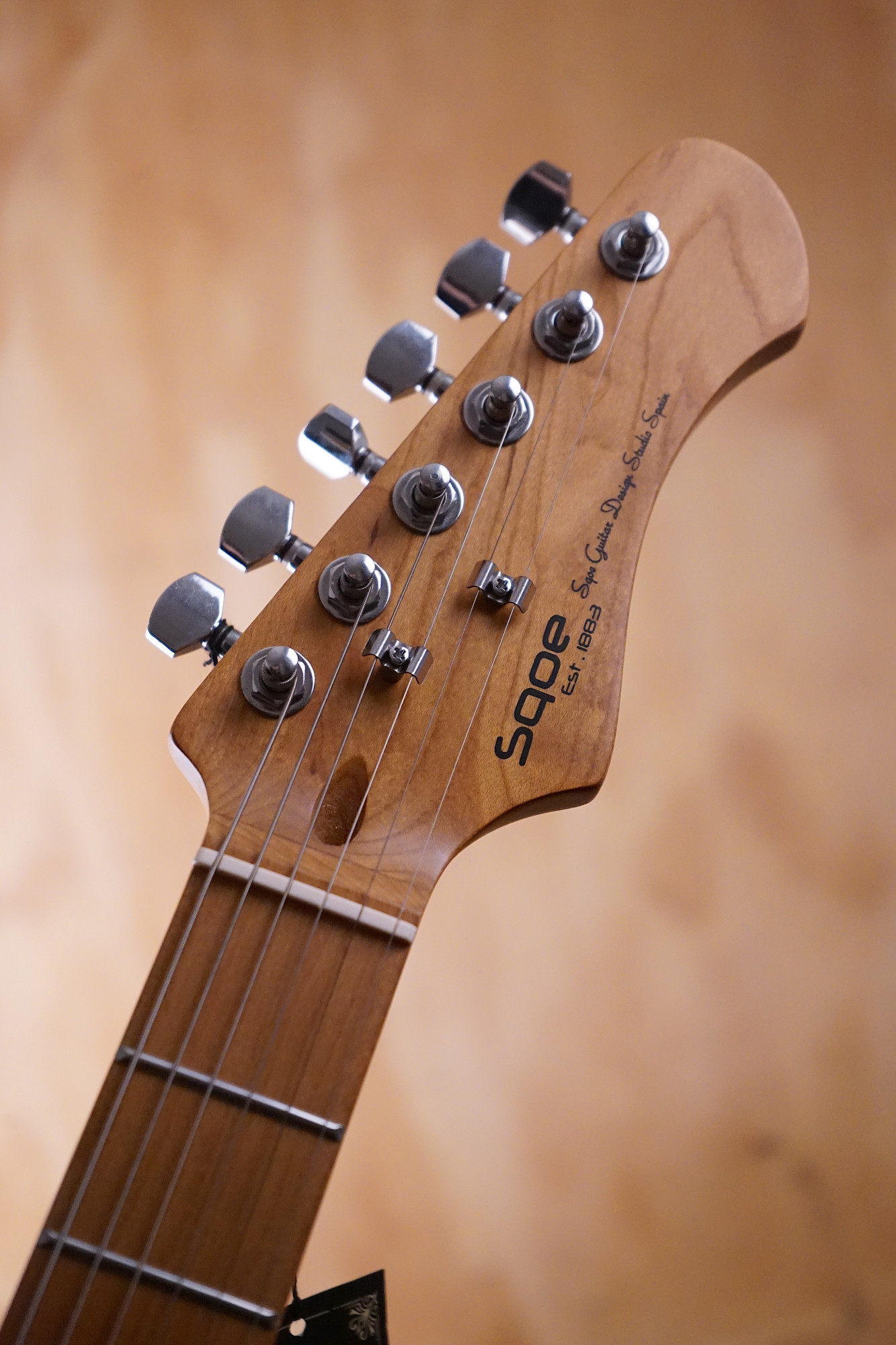 SQOE SEST600 Phantom Black roasted maple headstock and neck