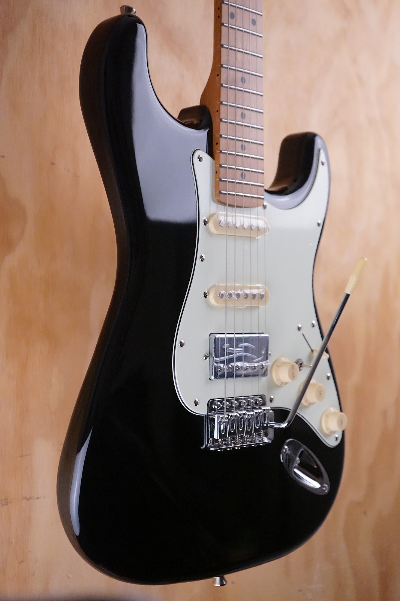 SQOE SEST600 Phantom Black vintage 6-saddle tremolo bridge and arm