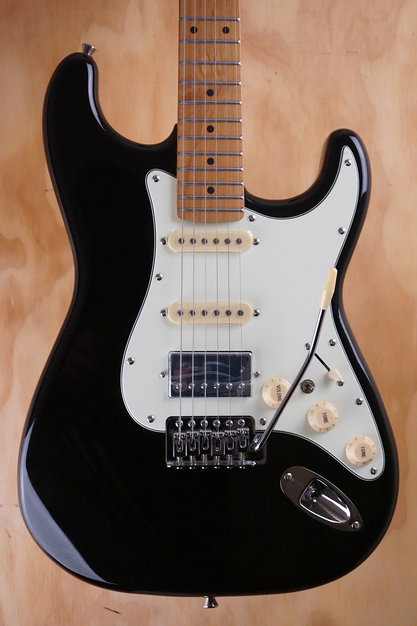 SQOE SEST600 Phantom Black HSS Earthquake pickups and mint pickguard