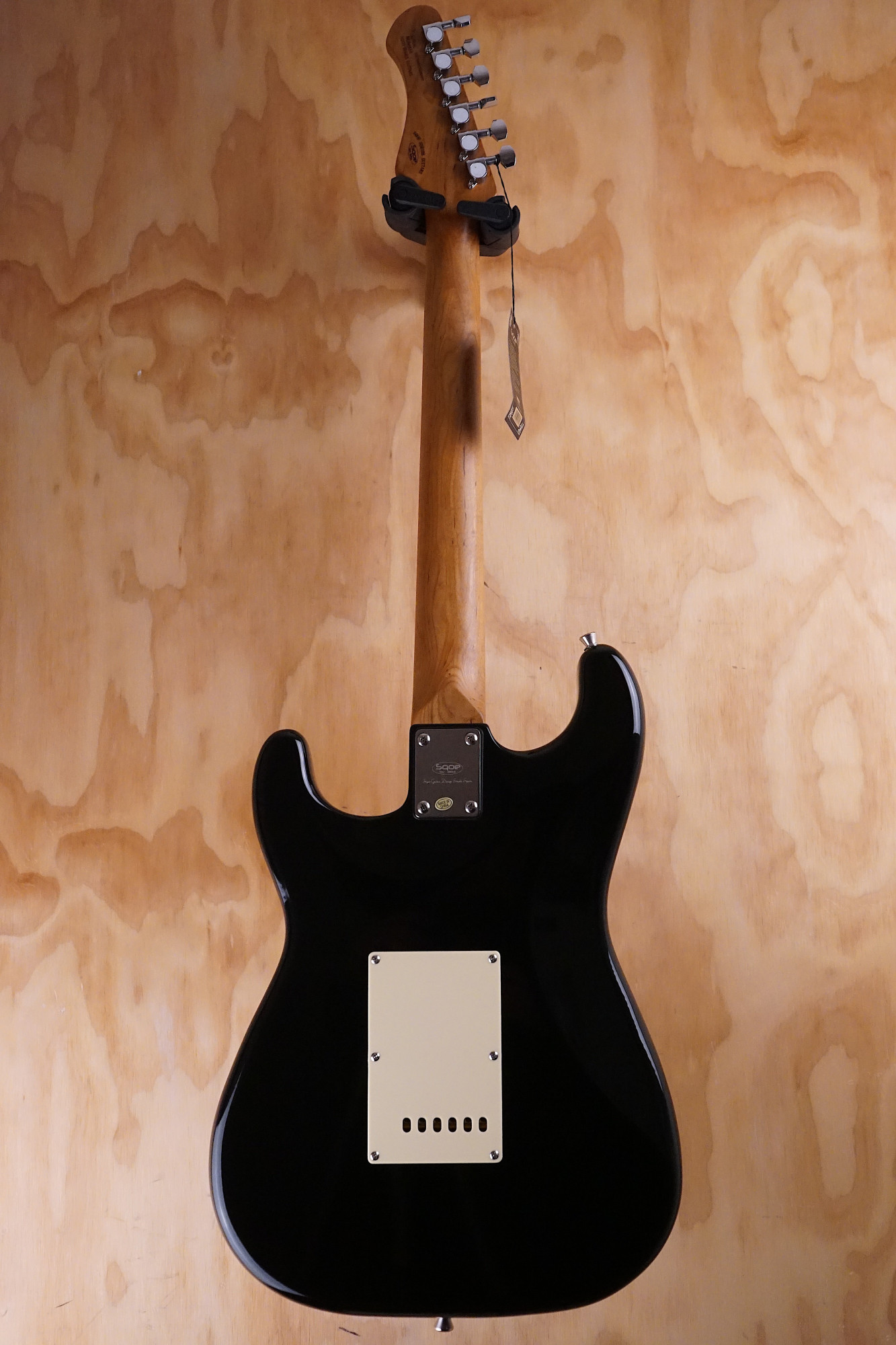 SQOE SEST600 Phantom Black back of body and roasted maple neck