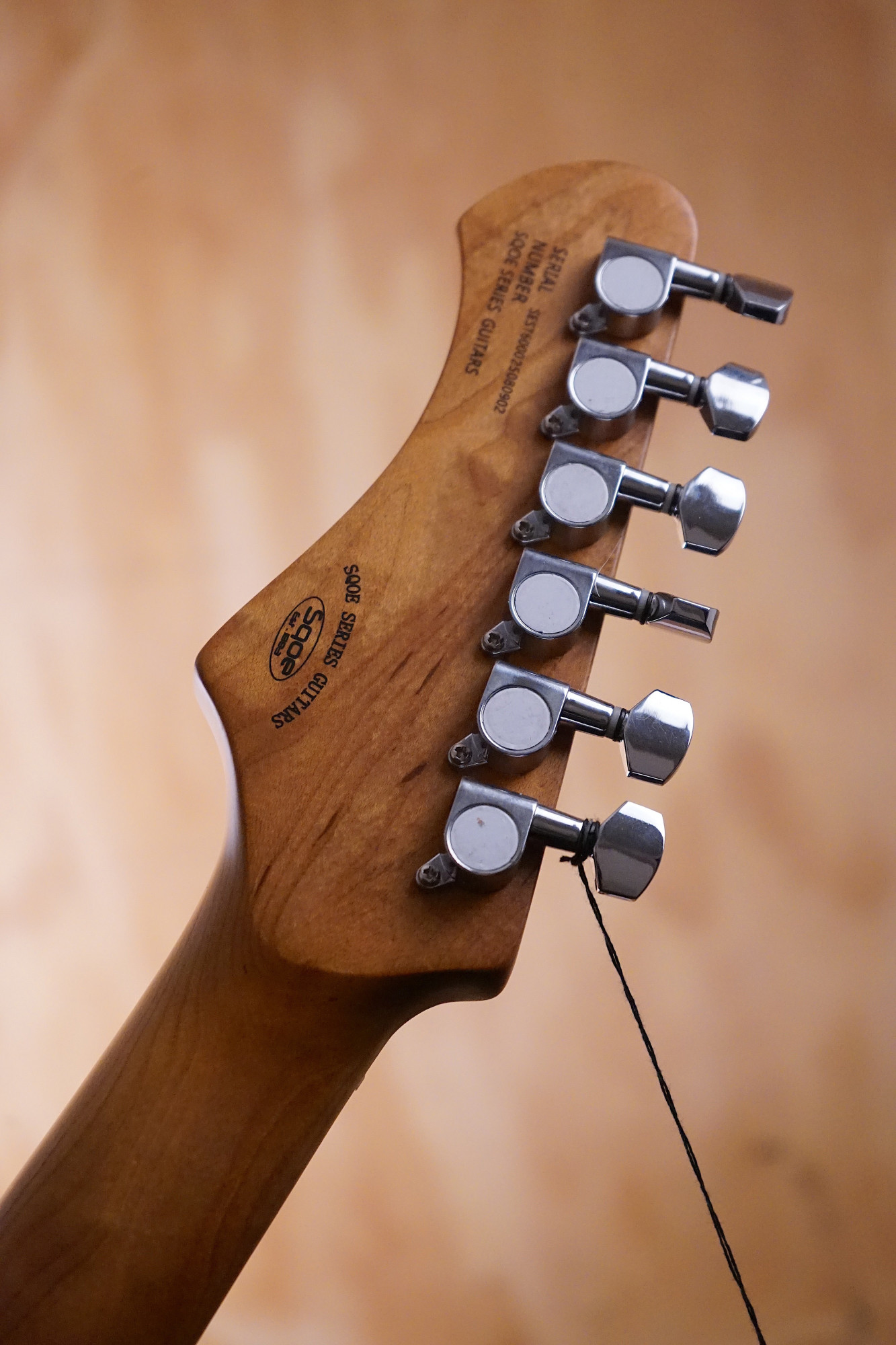 SQOE SEST600 Phantom Black rear headstock with enclosed tuners