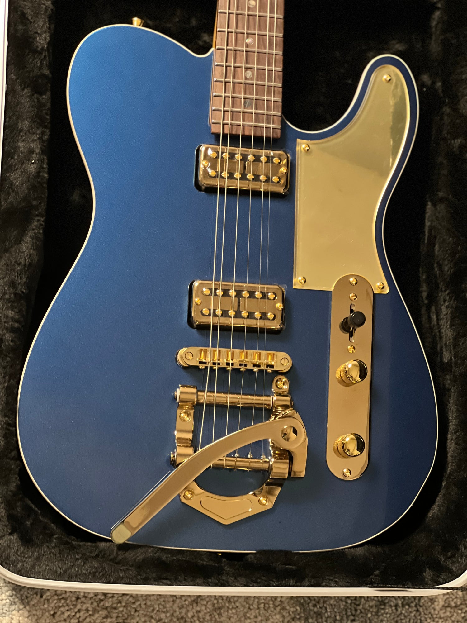 SQOE SETL1000FR Deep Sea Blue alder body with gold pickguard and Bigsby-style vibrato