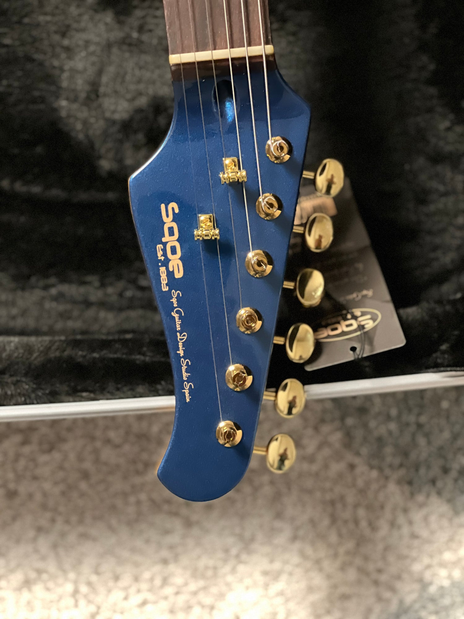 SQOE SETL1000FR Deep Sea Blue matching blue headstock with gold vintage tuners