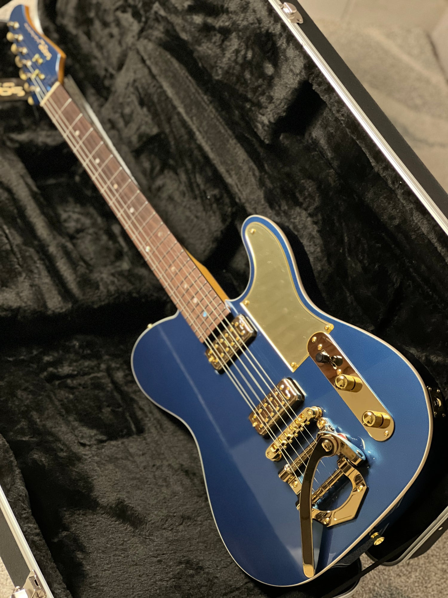 SQOE SETL1000FR Deep Sea Blue in its ABS hard case
