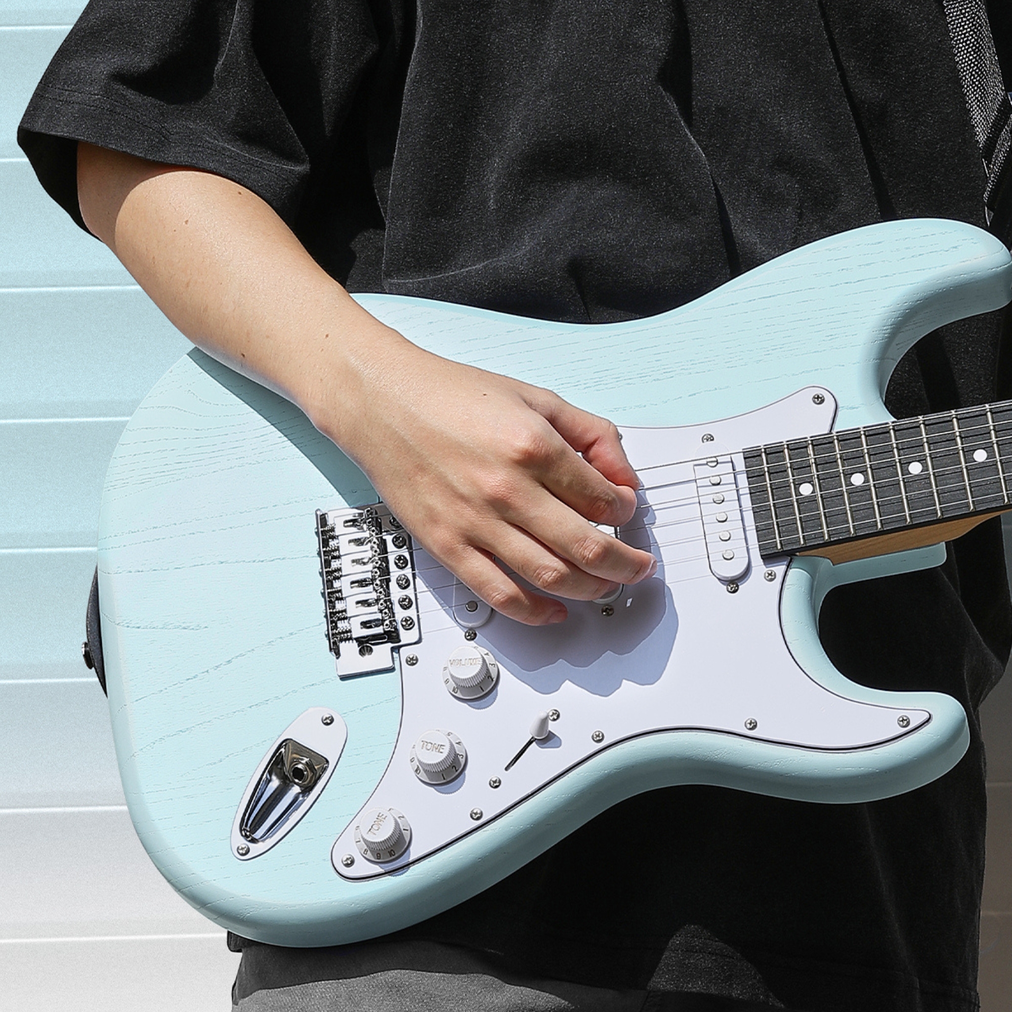 DONNER DST-80 Surf green Electric Guitar 39 Beginner Electric Guitar Kit with Amp Classic SSS Pickup Complete with Gig Bag Tuner Capo Strap Picks