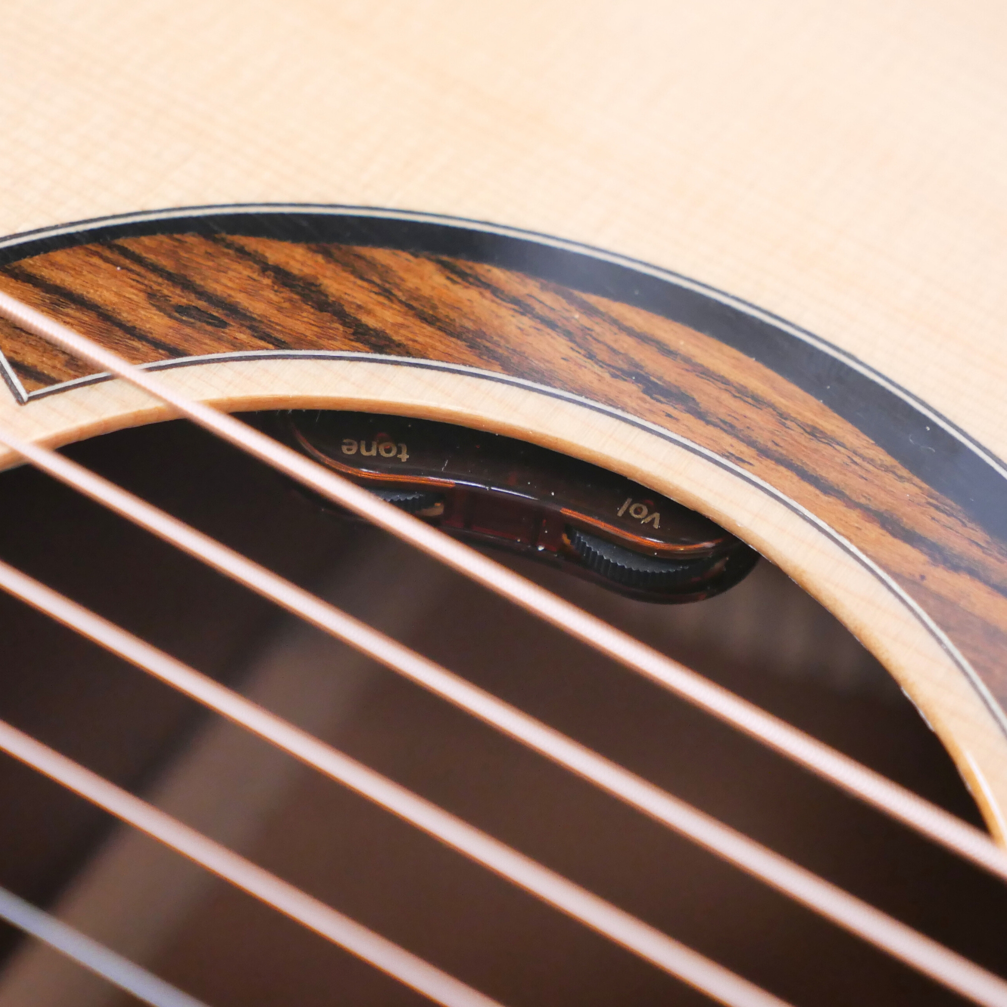 Veelah V7-BAS-GACE semi-acoustic guitar with Lr baggs and gigbag